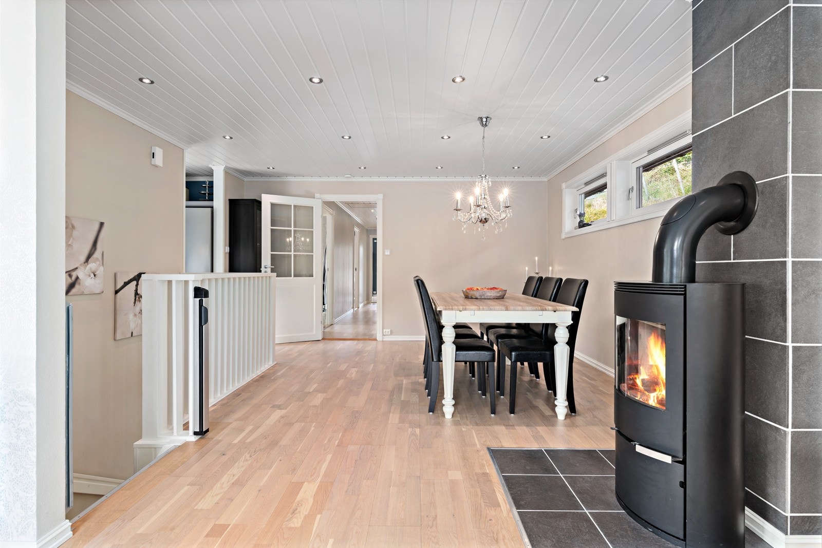 Boligen varmes opp med varmepumpe og vedfryring. Galleribilde