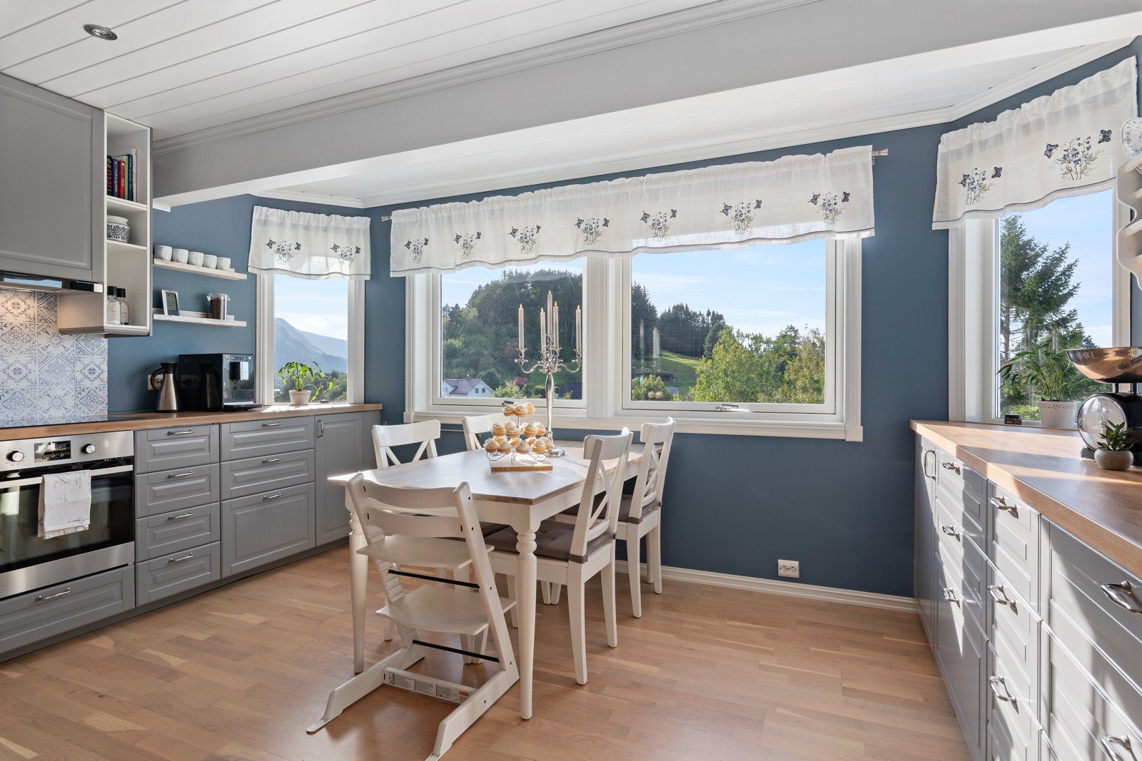 I tillegg til spiseavdelingen som er plassert mellom stue og kjøkken er det rom for frokostbord på kjøkkenet. Galleribilde