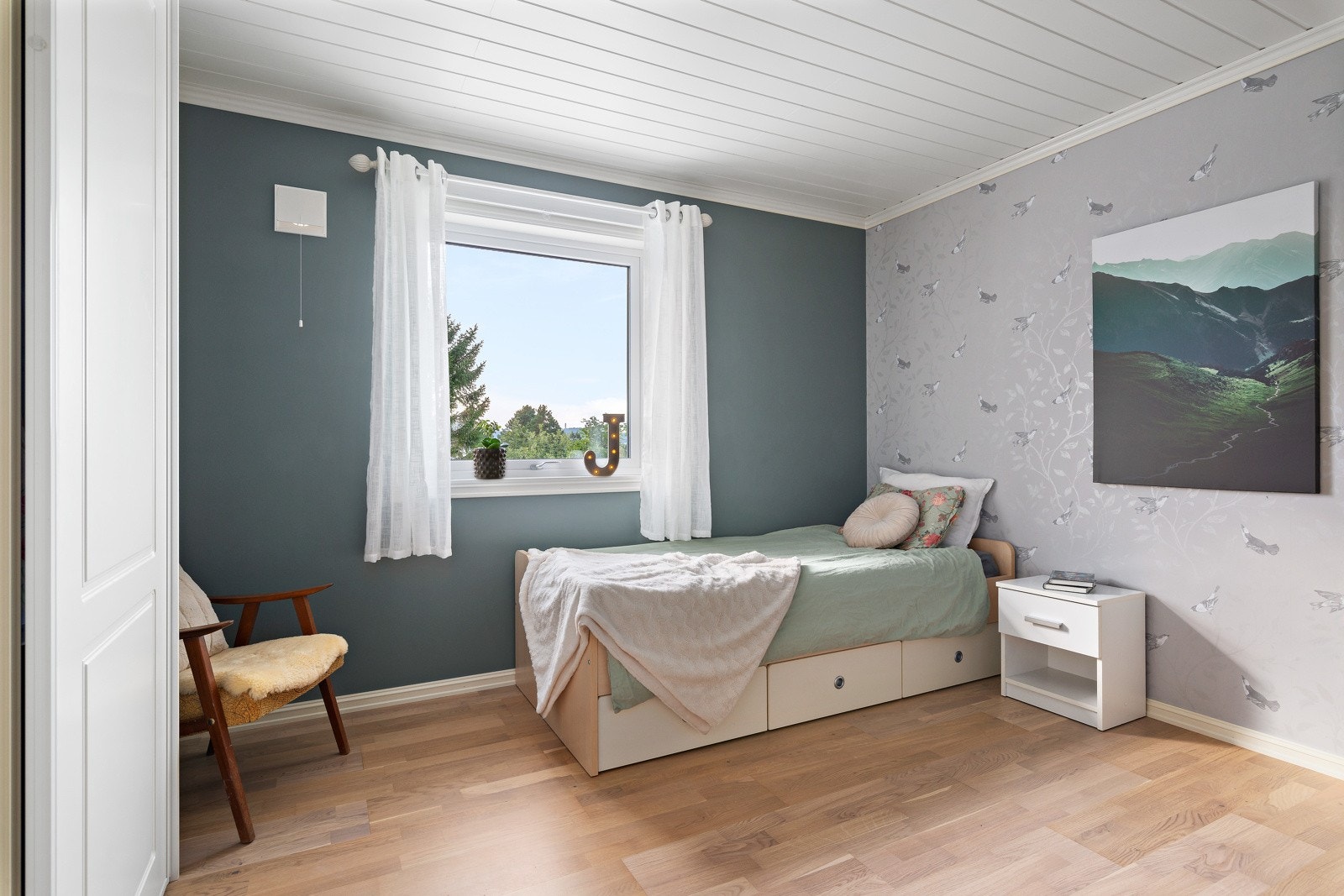 Soverom 2. Det er fire soverom i hovedplanet som ligger adskilt i egen soveromsfløy. Galleribilde