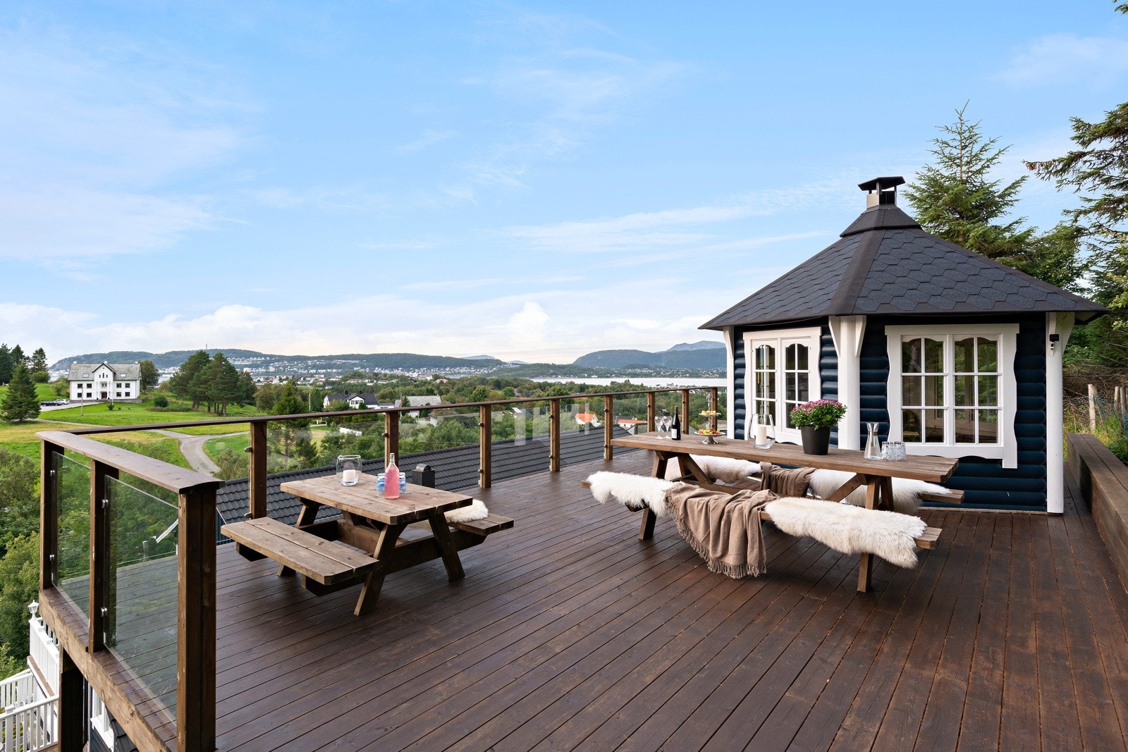 Panoramaterrasse med grillgytte og fantastisk utsikt! Se 360-visning. Galleribilde