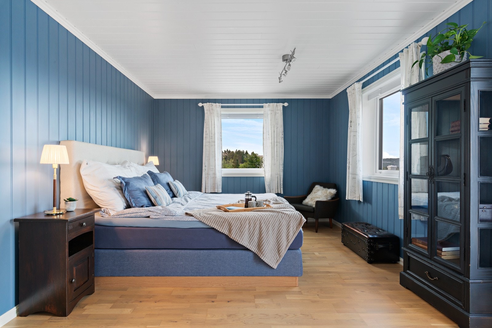 Soverom 1 har utgang til veranda og walk-in garderobe. Galleribilde