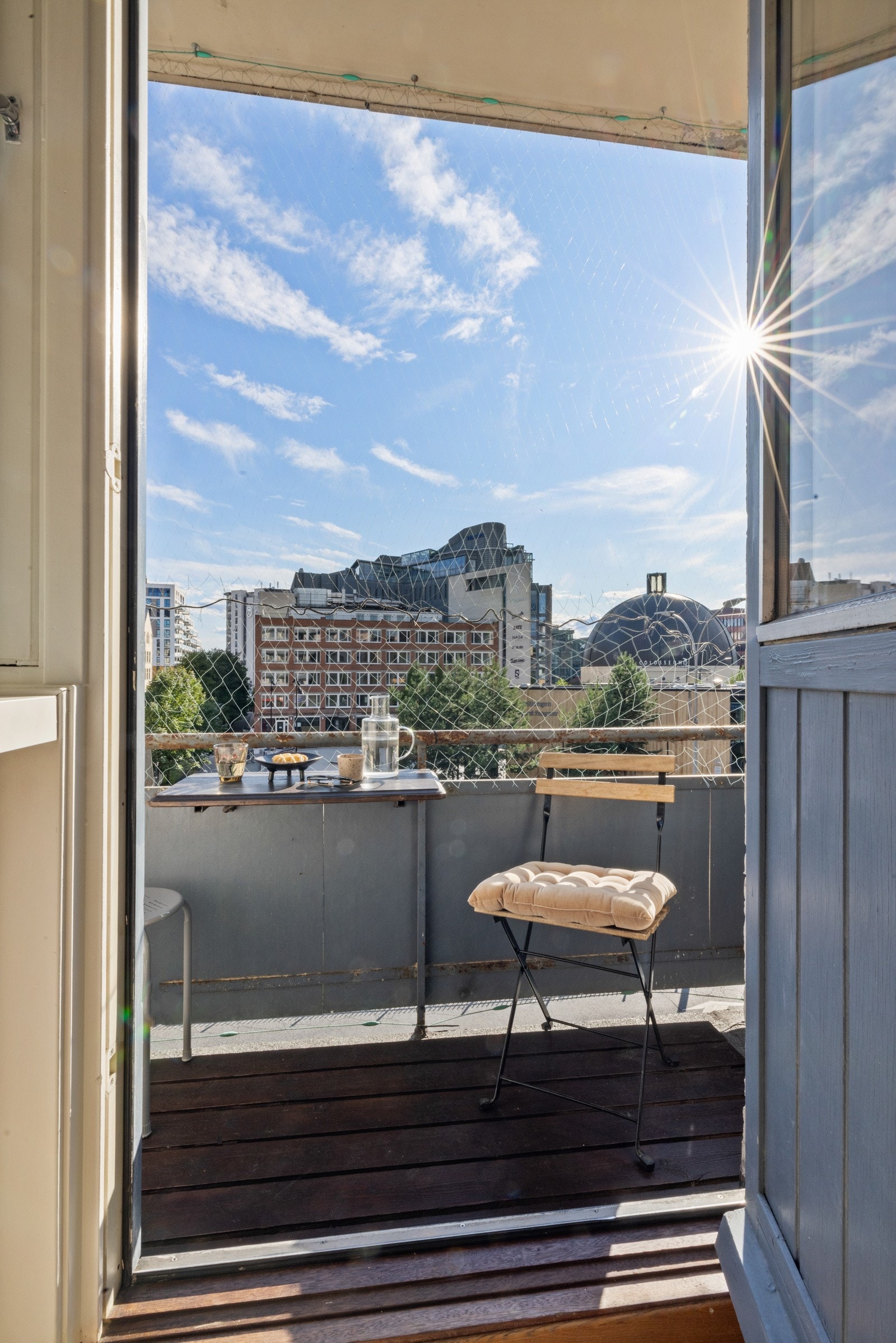 Fra stuen er det utgang til en av leilighetens to balkonger. Galleribilde