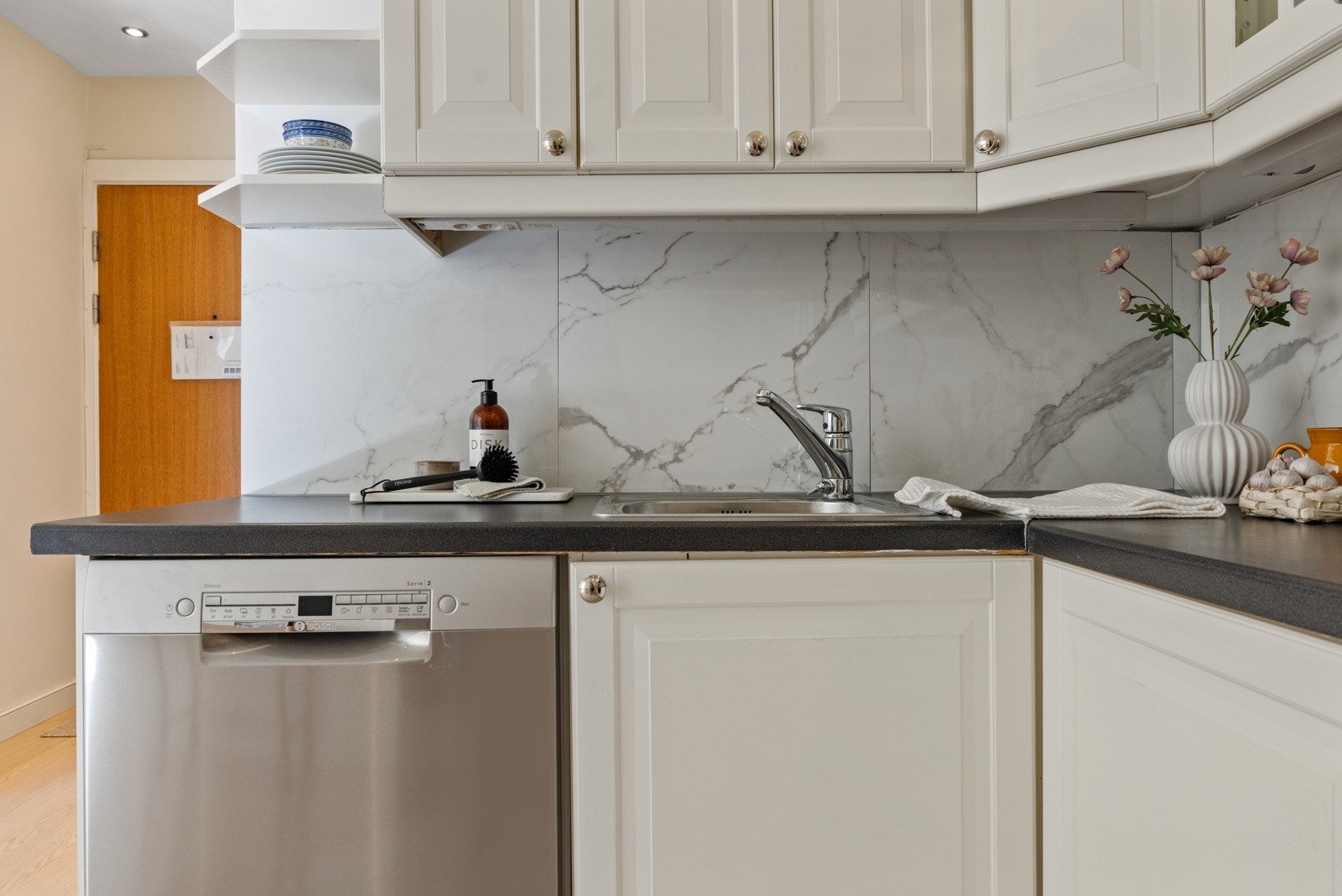 Det ble installert ny oppvaskmaskin og nytt kjøleskap med fryser i 2024. Galleribilde