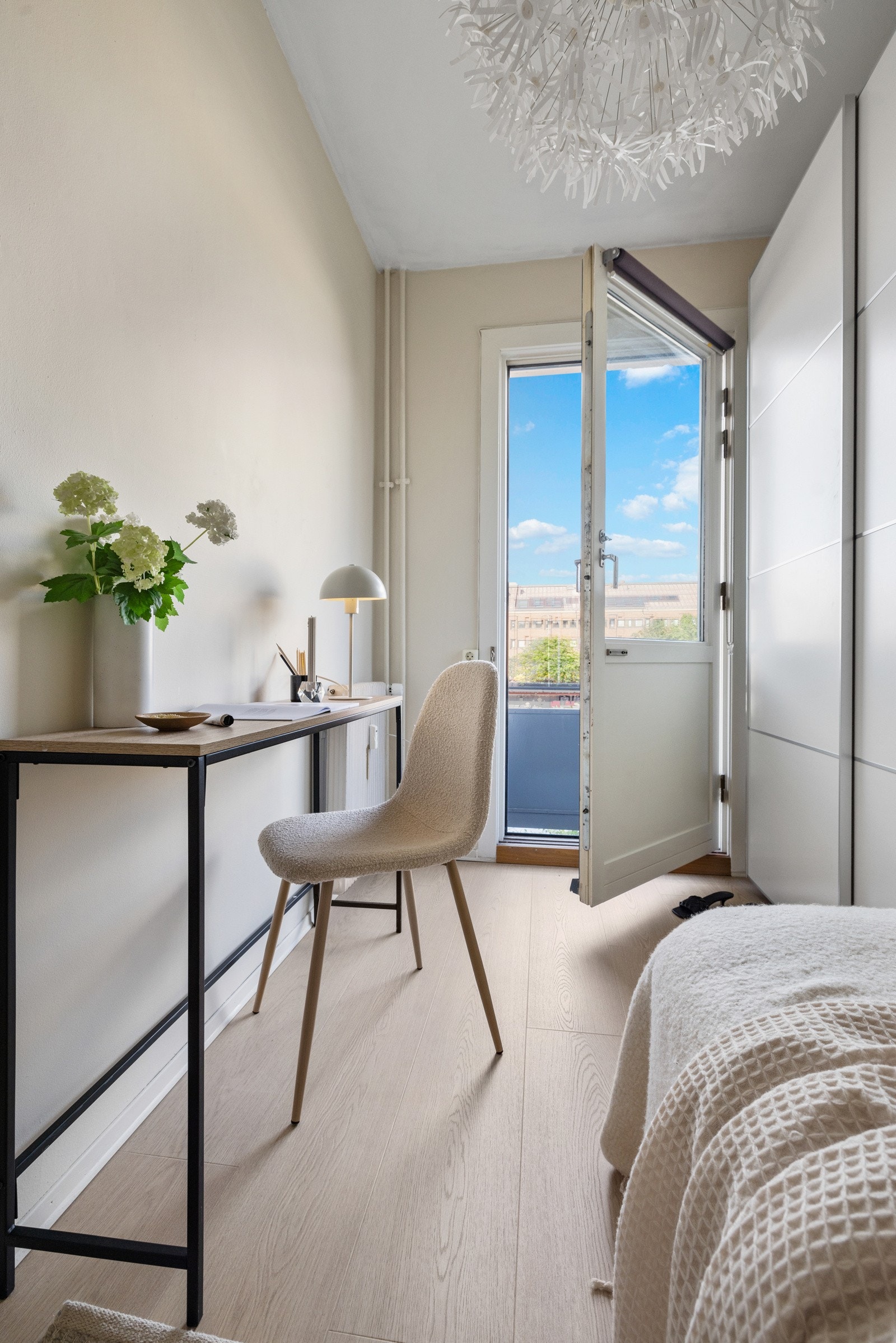 Fra soverom ll er det utgang til leilighetens andre balkong. Galleribilde