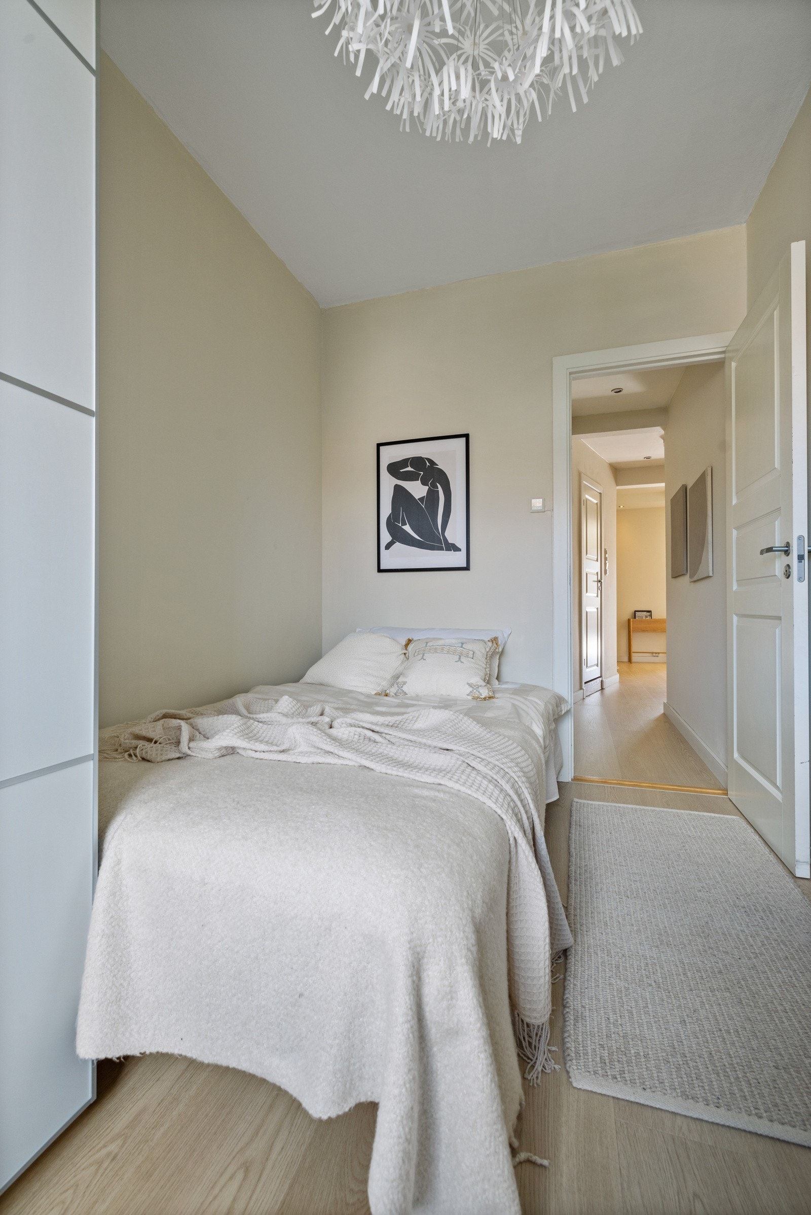 Soverom ll er i dag benyttet som gjesterom, men egner seg utmerket til barnerom eller kontor - alt etter ønske og behov! Galleribilde