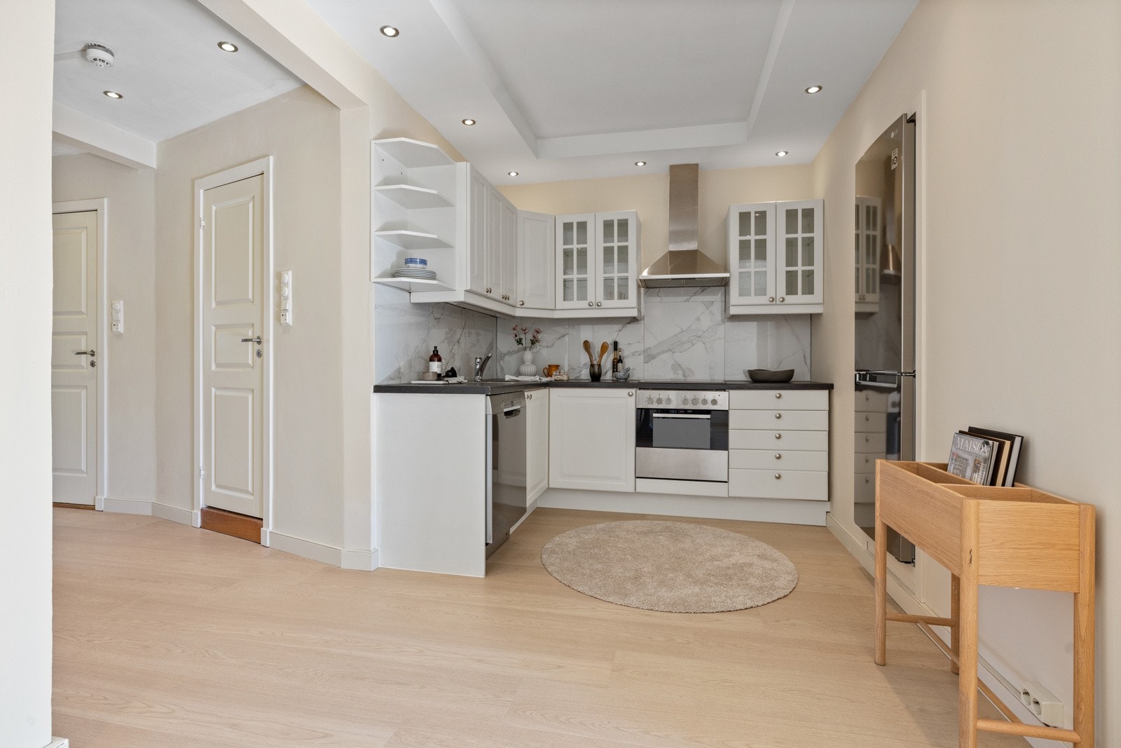 Leiligheten har et moderne kjøkken med profilerte fronter og holdbar benkeplate. Galleribilde