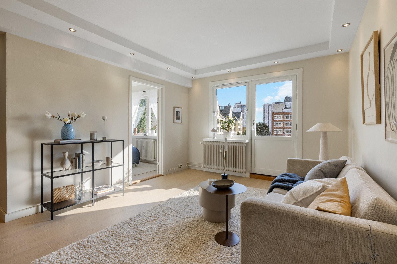 Gjennomgående for leiligheten er store vindusflater som gir vakkert lysinnslipp hele dagen. Galleribilde