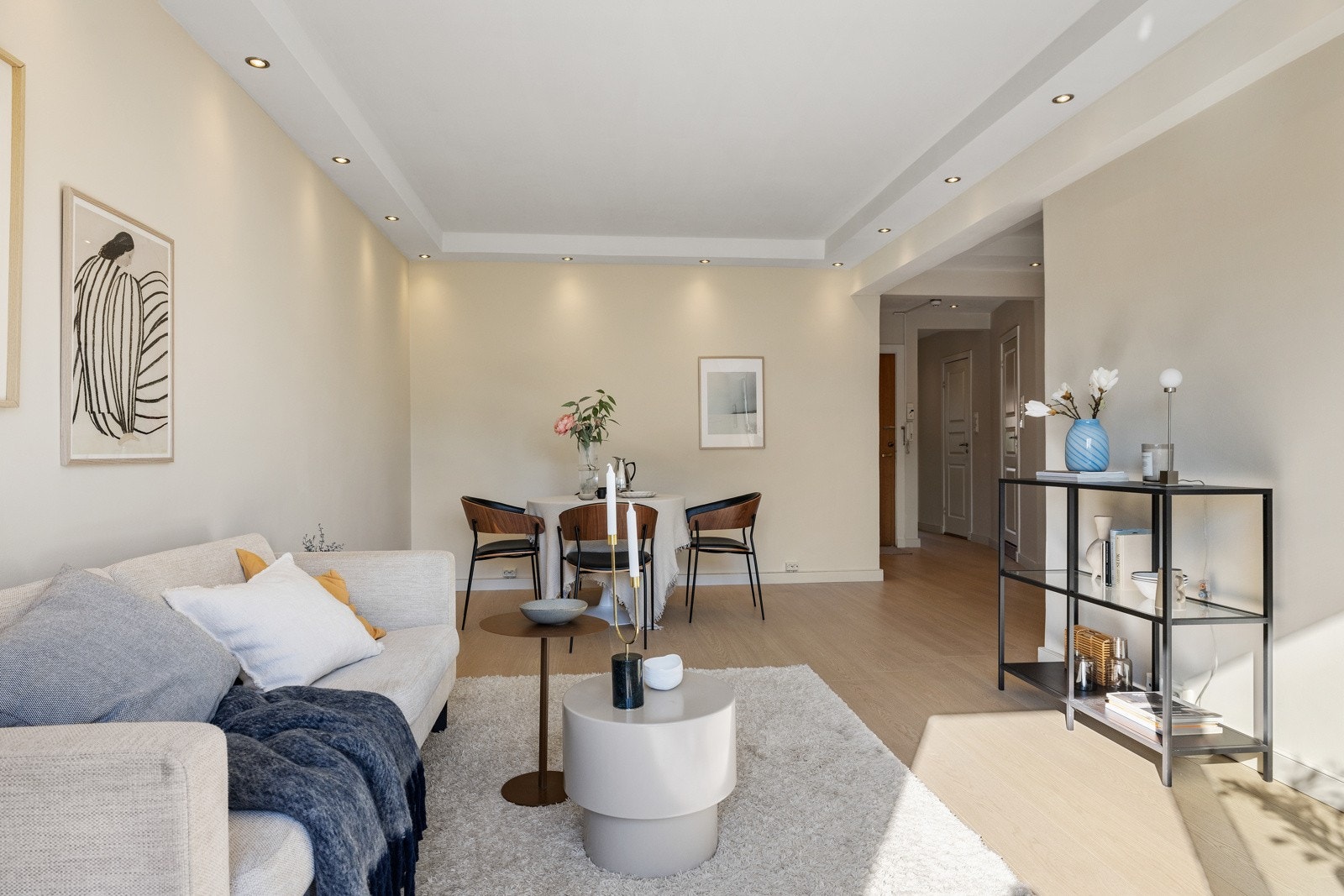 Det er godt plass til å innrede med sofagruppe og spisebord uten at det føles overmøblert. Galleribilde