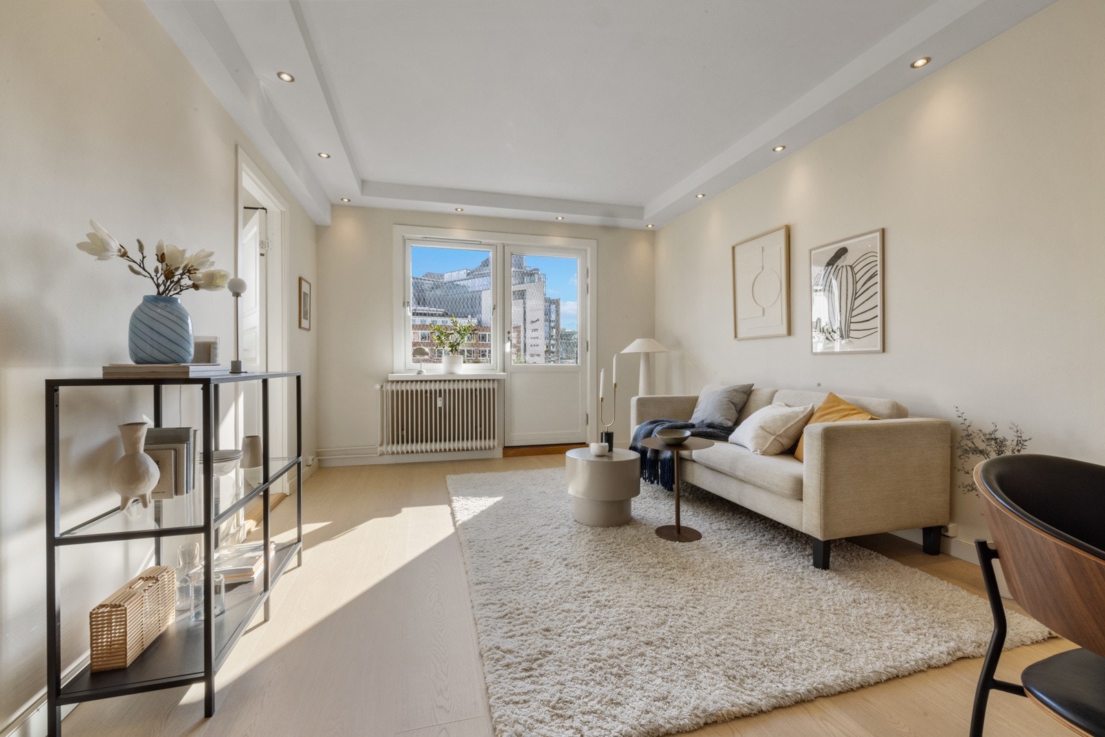 En lys og gjennomgående 3-roms med 2 balkonger og heis beliggende sentralt på Majorstuen. Galleribilde