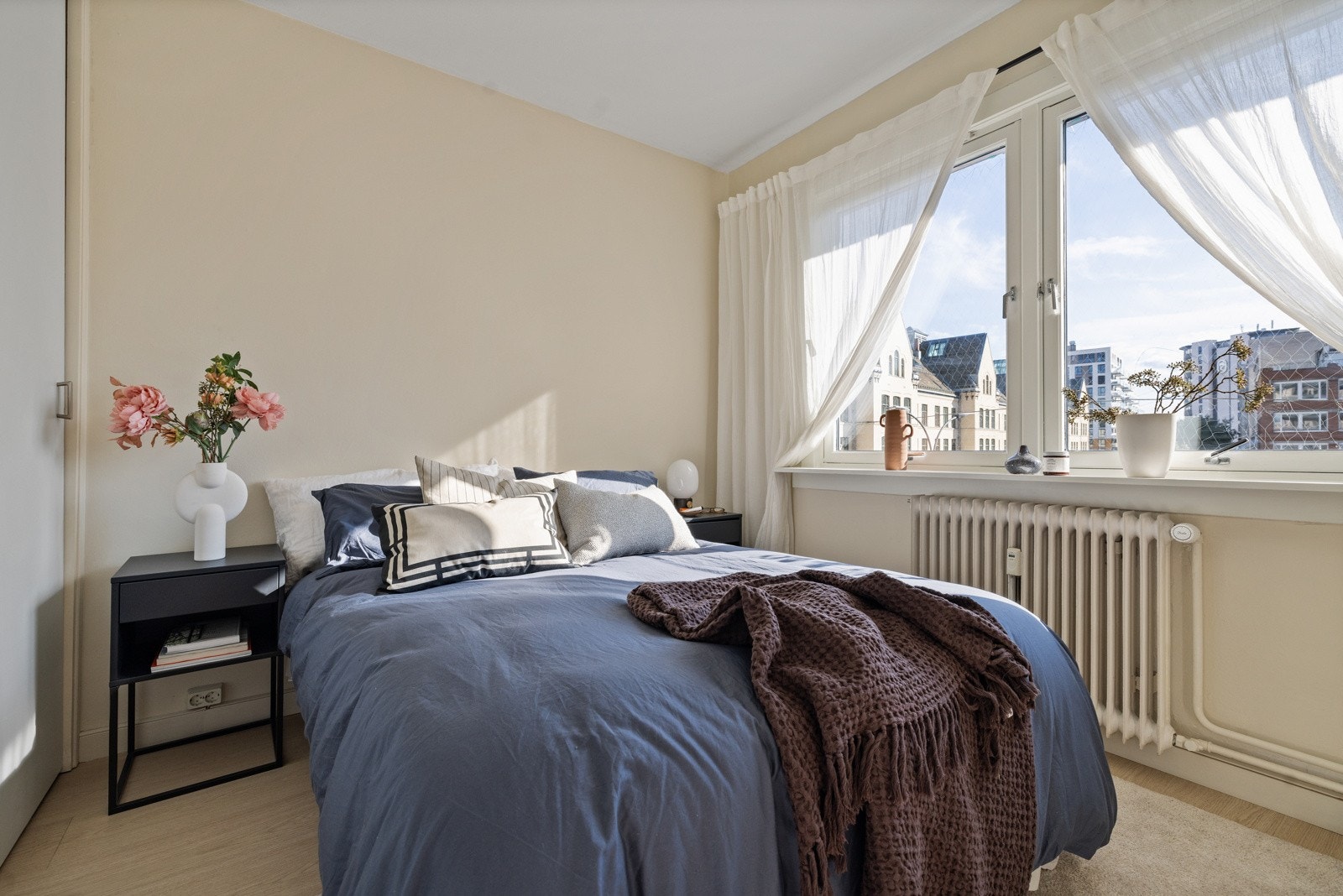 Hovedsoverommet har god plass til dobbeltseng og nattbord. Det medfølger en romslig skyvedørsgarderobe. Galleribilde