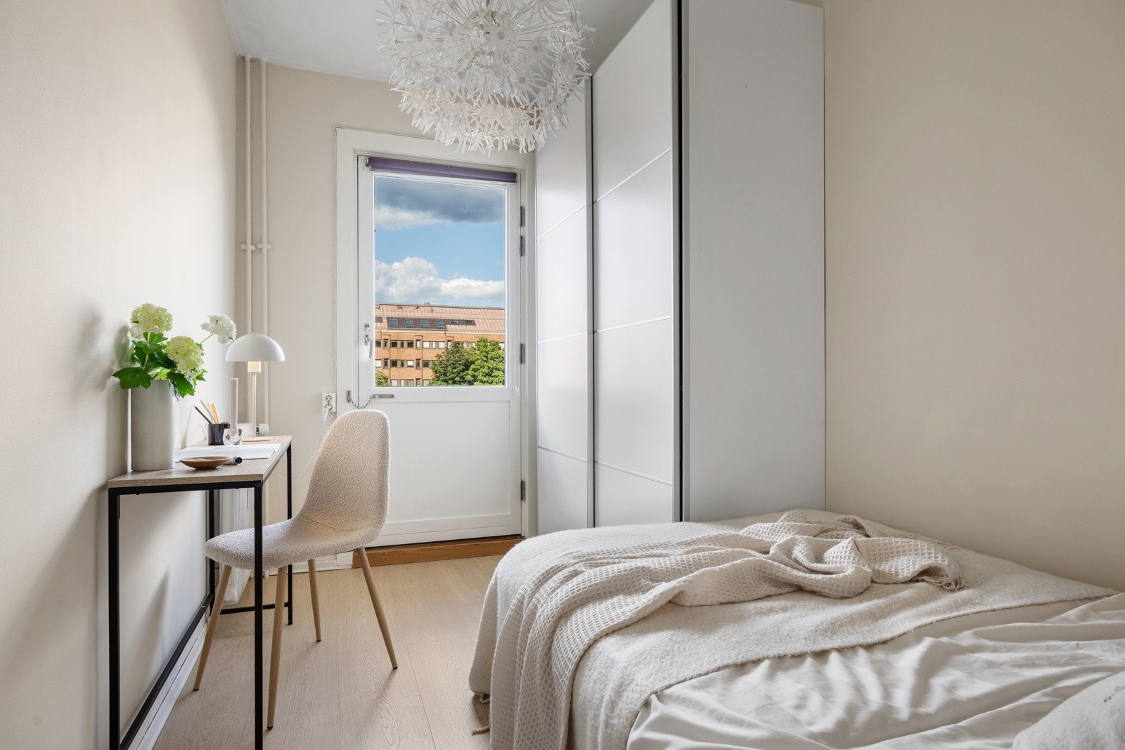 Soverom ll er også av god størrelse. Her er det plass til seng, garderobeskap og en liten kontorplass. Galleribilde