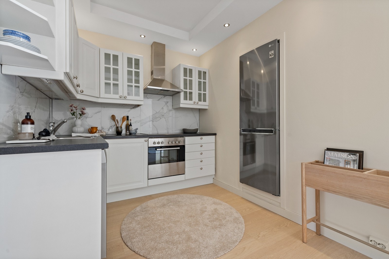 Kjøkkenet byr på godt med skap- og benkeplass. Galleribilde