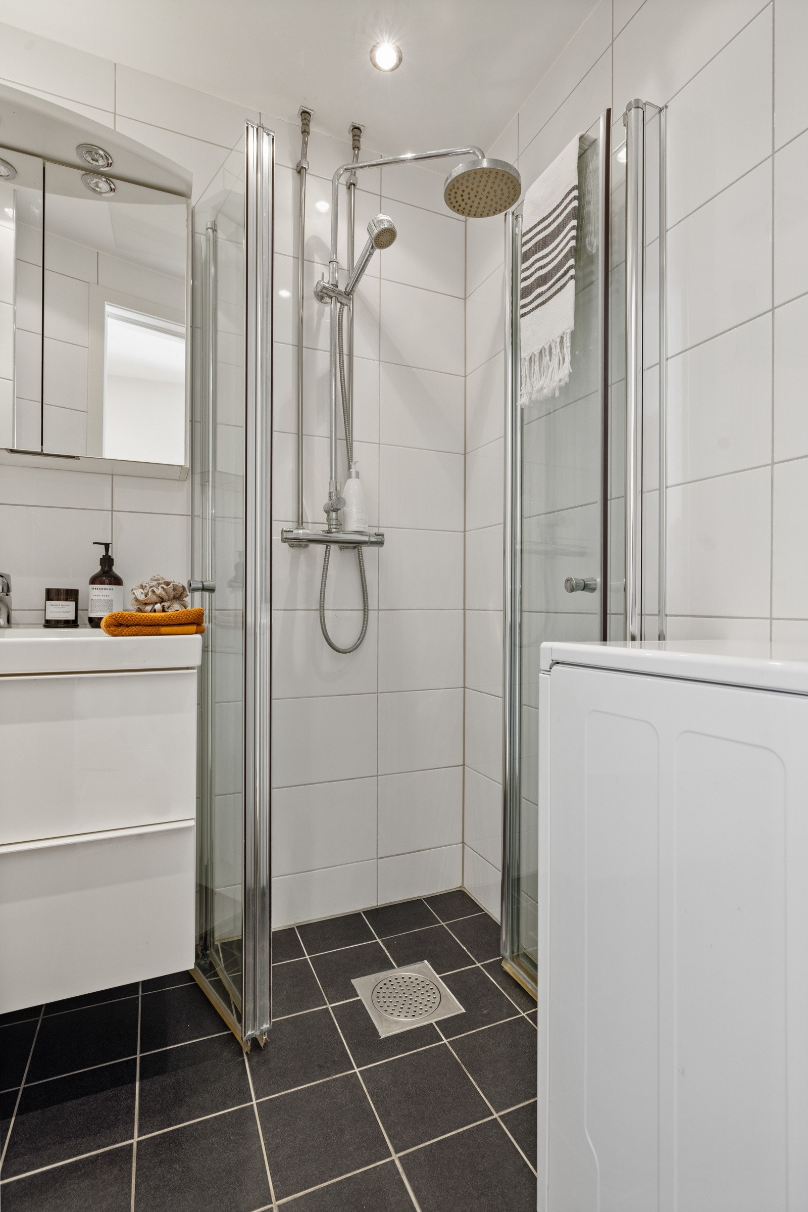 Det er opplegg for vaskemaskin på badet. Galleribilde