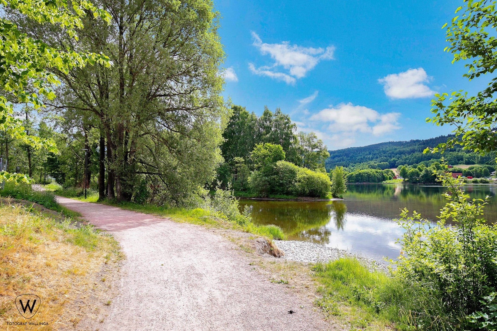 Tursti langs elva. Galleribilde