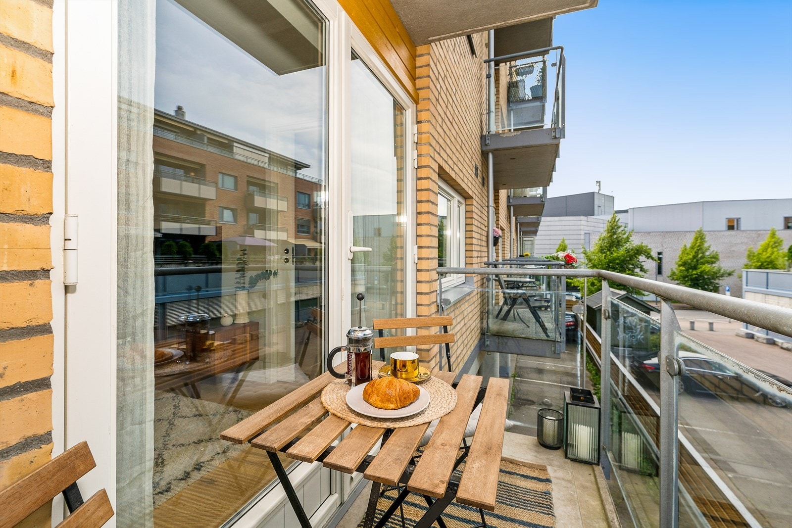 Det er plass til et kafè-sett, og beliggenheten gjør dette til den perfekte plassen for dagens første kaffekopp i morgensolen. Galleribilde