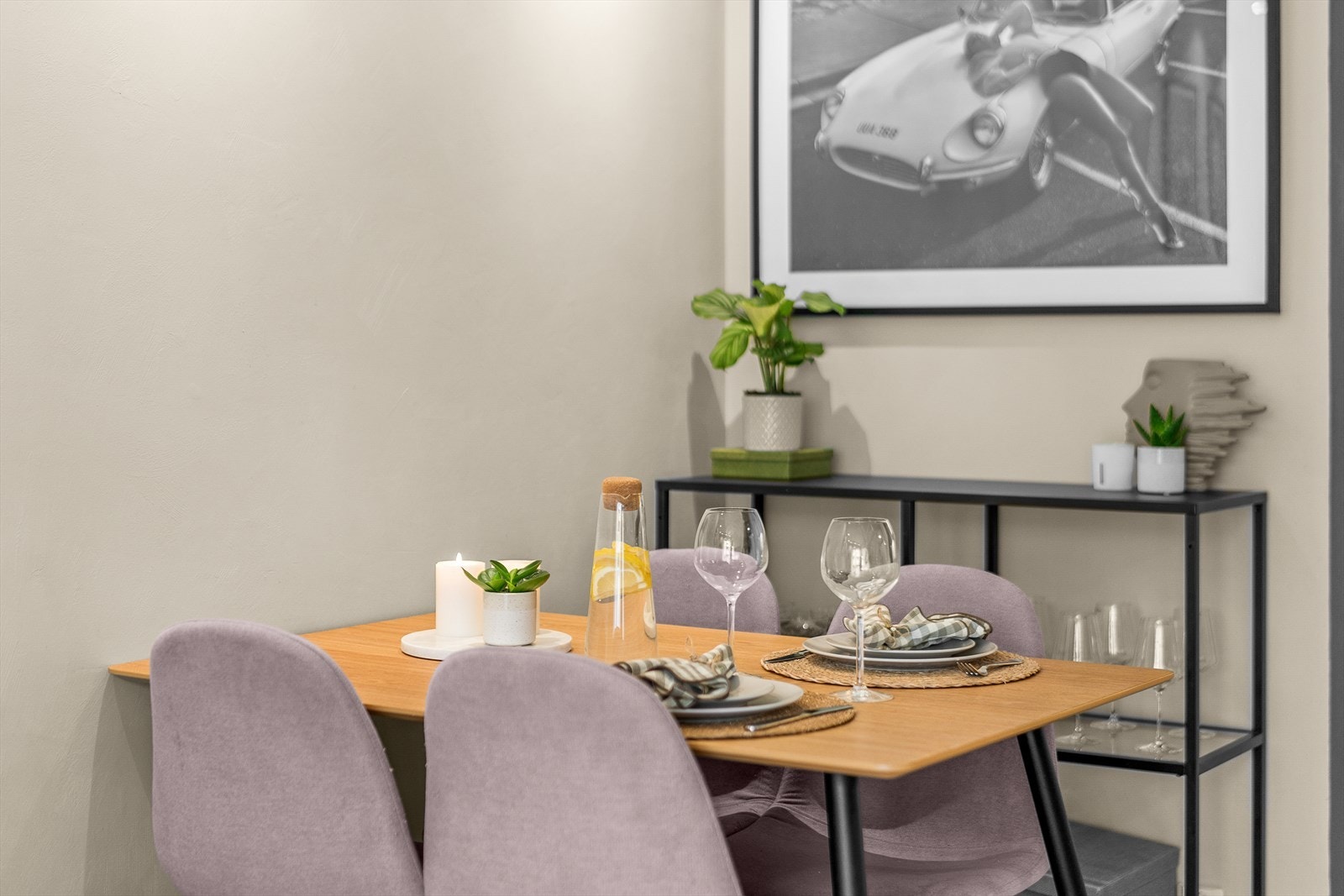 I 2019 ble det montert downlights i himlingen, og i 2023 ble leilighetens oppholdsrom oppgradert med nytt, enstavs parkettgulv. Galleribilde