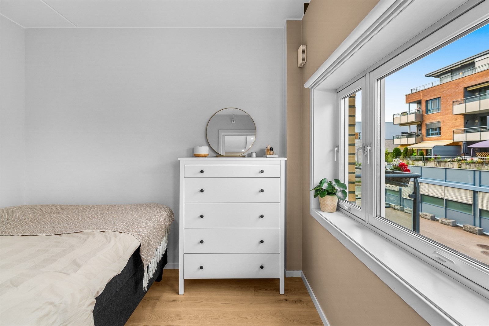 Soverommet har adkomst via en plassbesparende skyvedør fra stuen, og rommet oppleves som luftig og fint. Det er plass til en queen-size seng og kommode. Galleribilde