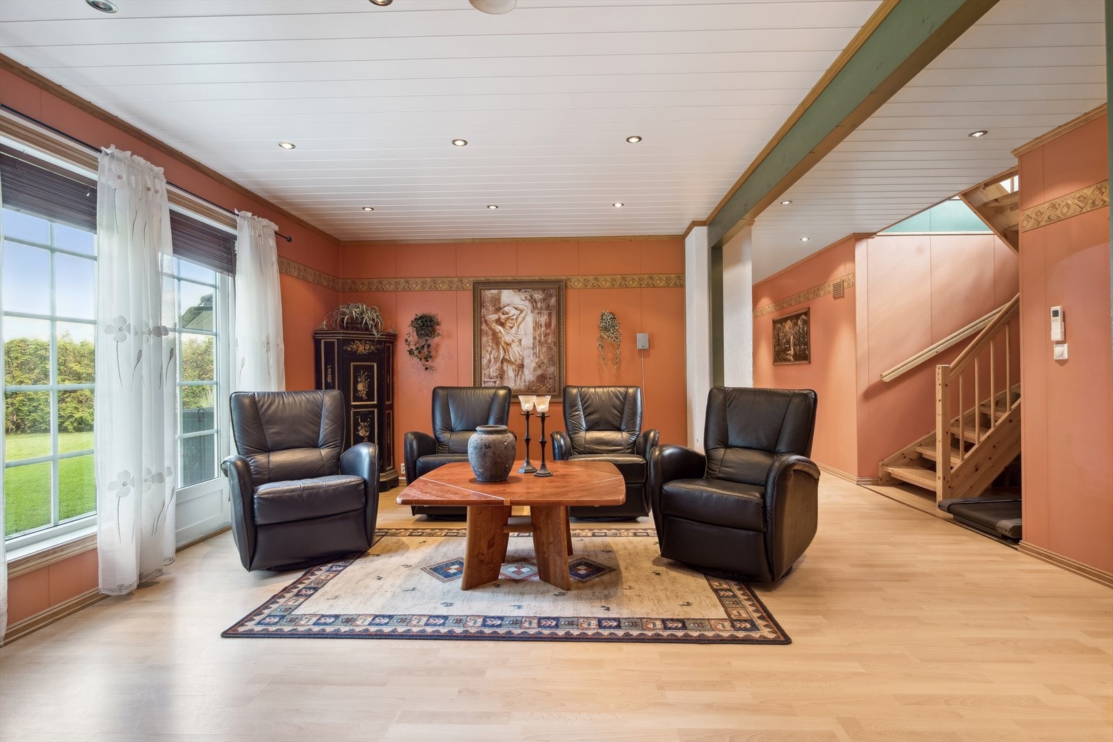 I underetasjen finner man 3 stuer, 4 soverom, bad, badstue og teknisk rom. Galleribilde