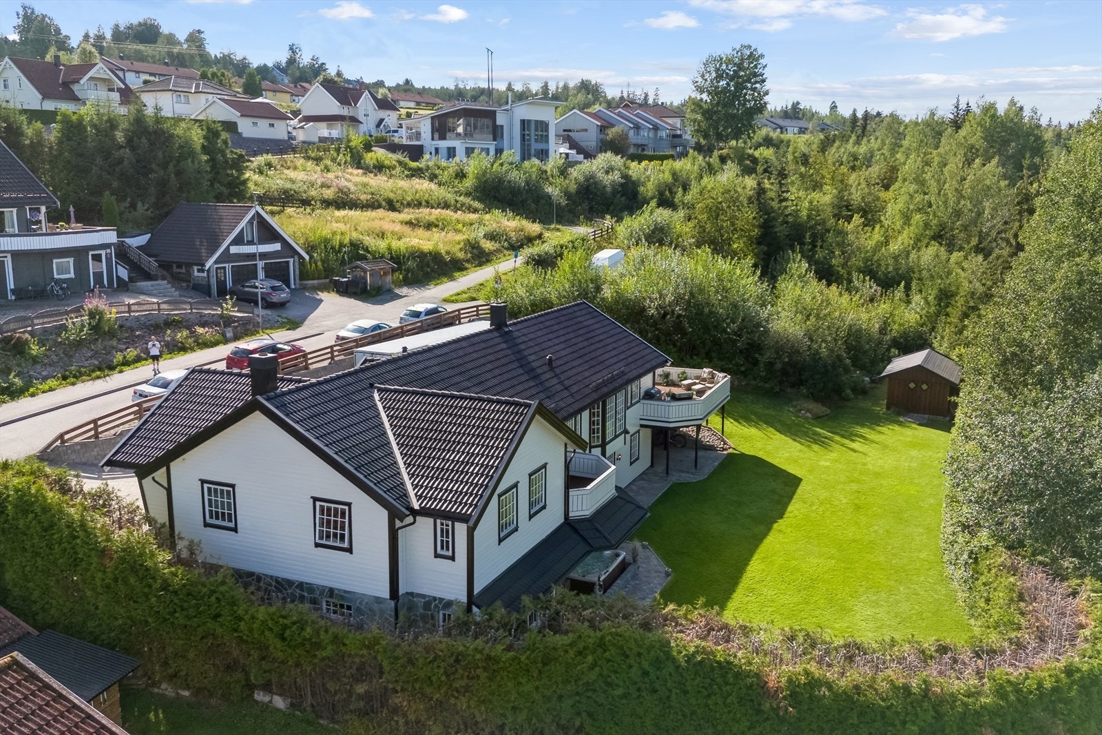 Eiendommen ligger i enden av Nordlivegen, og har en skjermet hage. Galleribilde