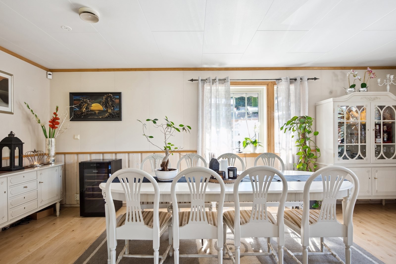 Stuen er romslig, så det i tillegg plass til spisestue. Galleribilde