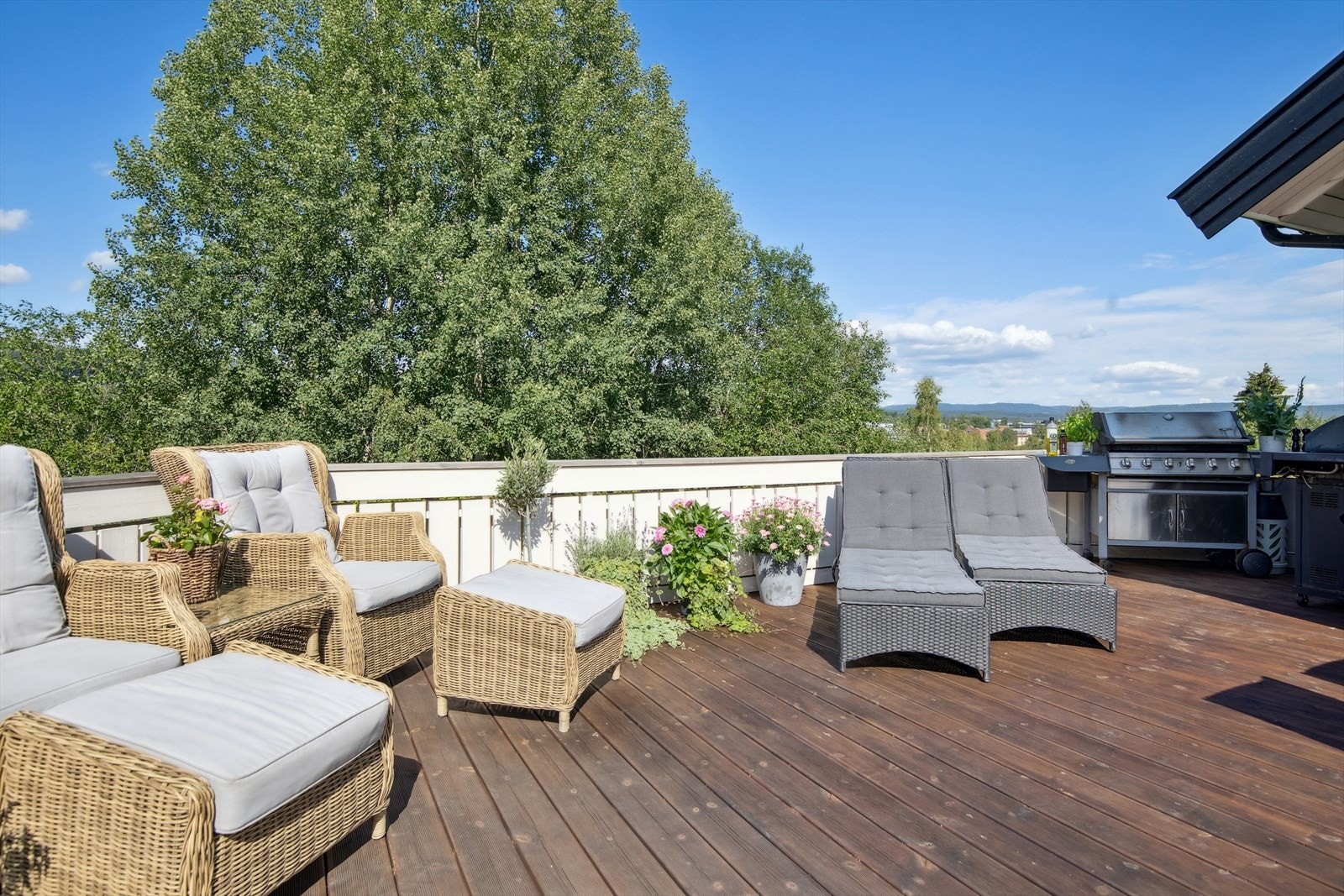 Stor og flott terrasse med sol fra morgen til kveld
. Galleribilde