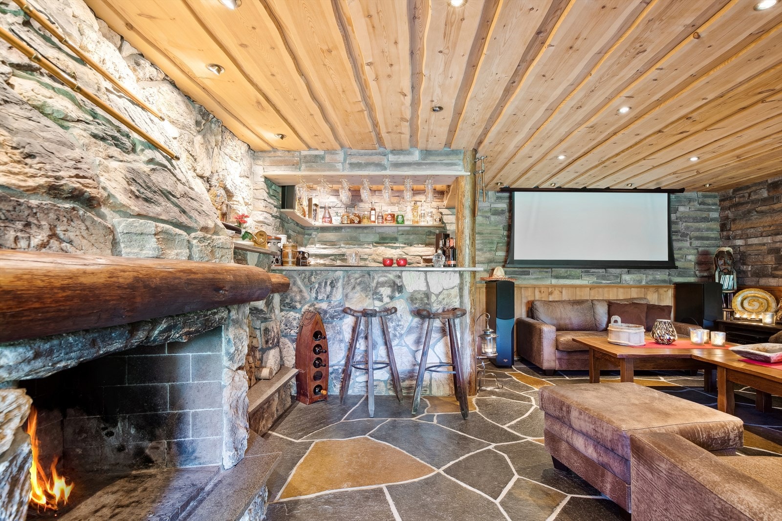 I peisetuen og havestuen er det valgt påkkostede materialer som skiferstein, naturstein og villmarkspanel i tak. Galleribilde