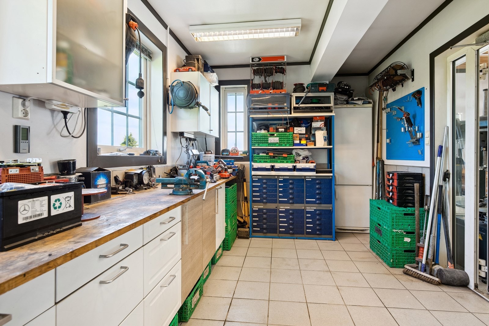 Verkstedrom med innredning. I garasjen er det innlagt vann til servant og en veggmontert varmepumpe. Galleribilde