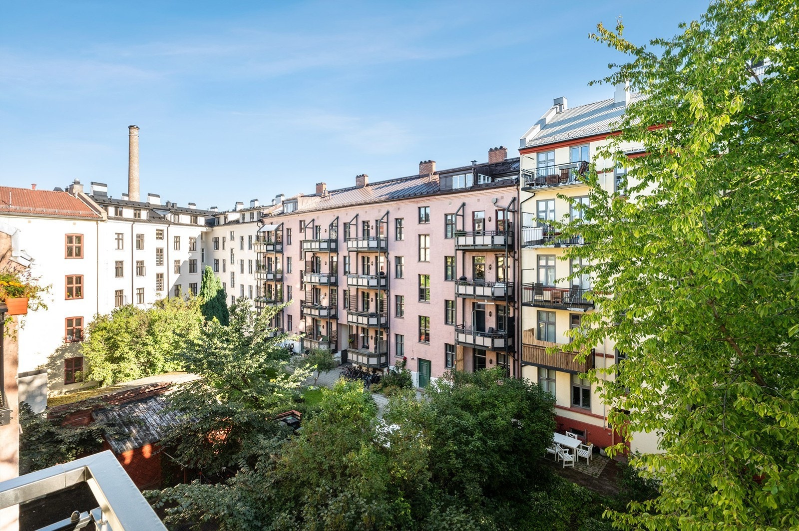 Balkongen vender mot bakgården. Hyggelig og frodig utsyn. Galleribilde