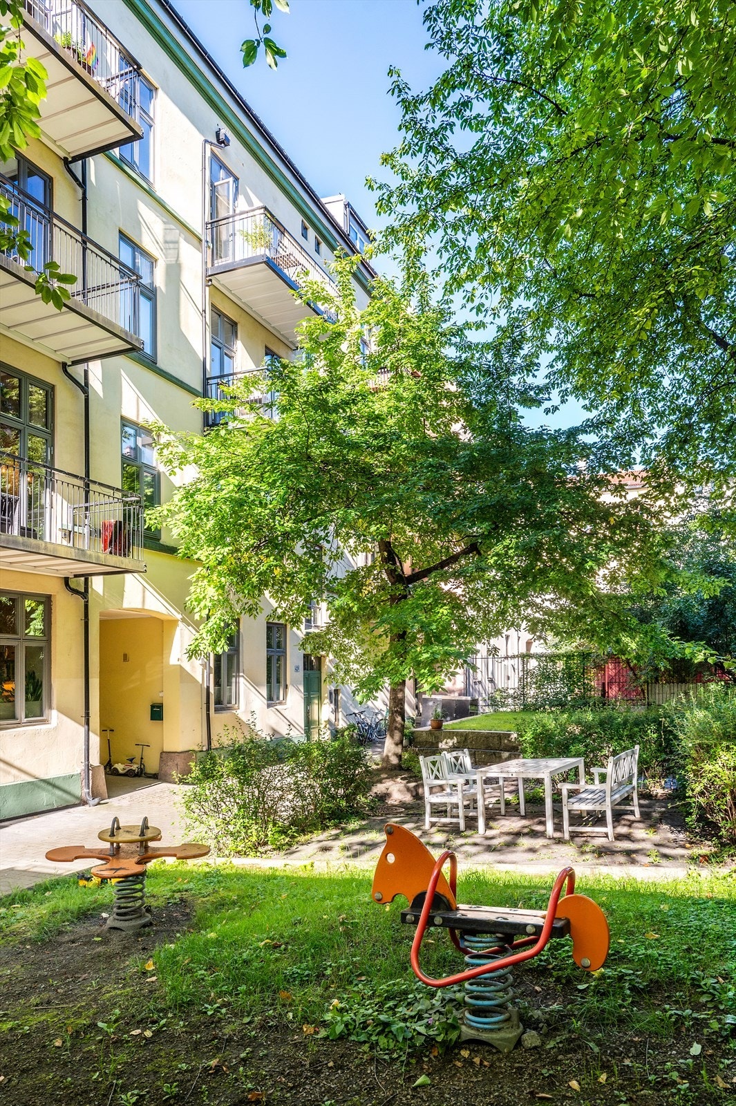 Skjermet og barnevennlig bakgård. Galleribilde