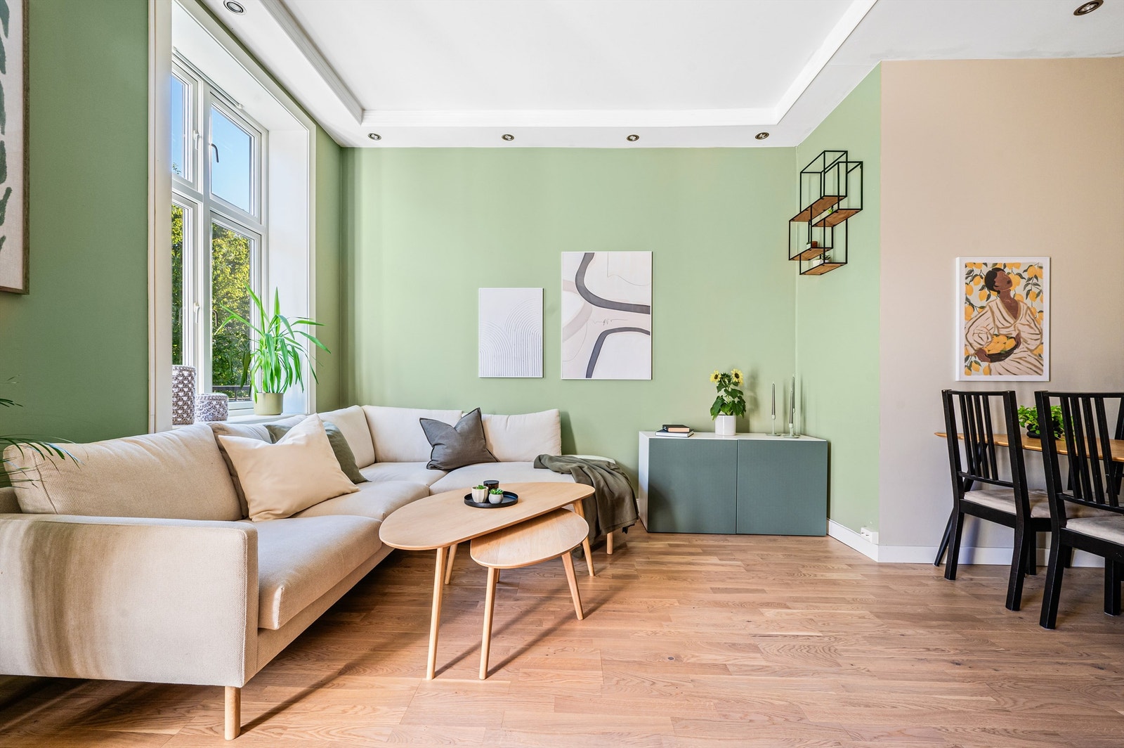 Leiligheten har dype vinduskarmer med plass til dekor. Galleribilde