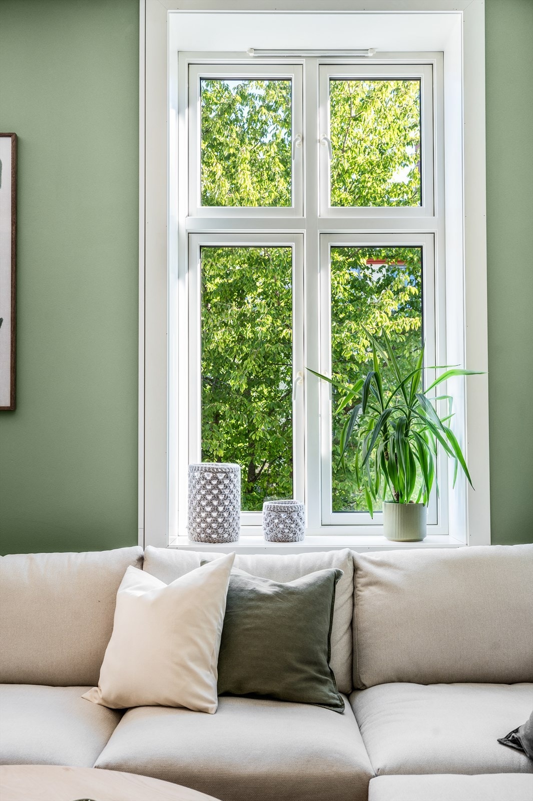 Store vinduer som slipper inn rikelig med dagslys. Galleribilde