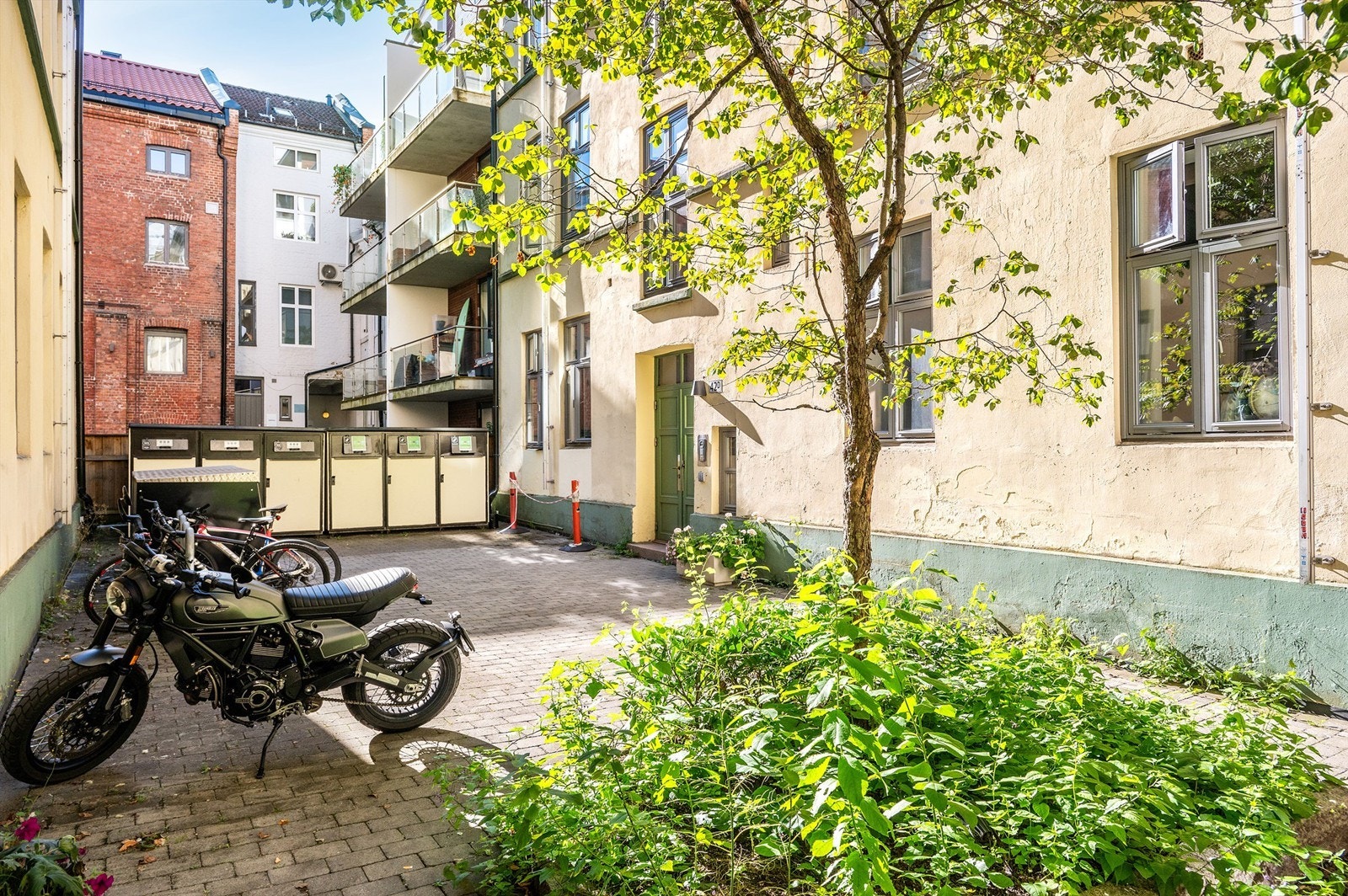 Bakgård. Galleribilde