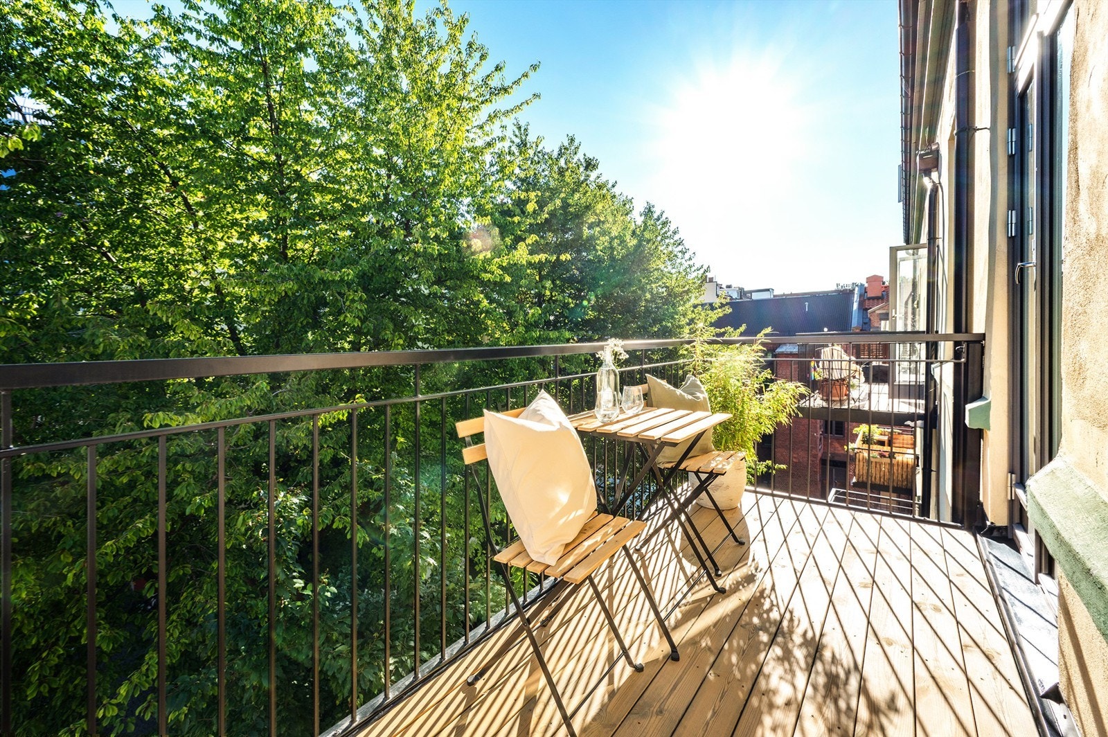 Balkongen har morgensol på sommeren og kveldssol mellom ca. kl. 20 og 22 midtsommers. Galleribilde