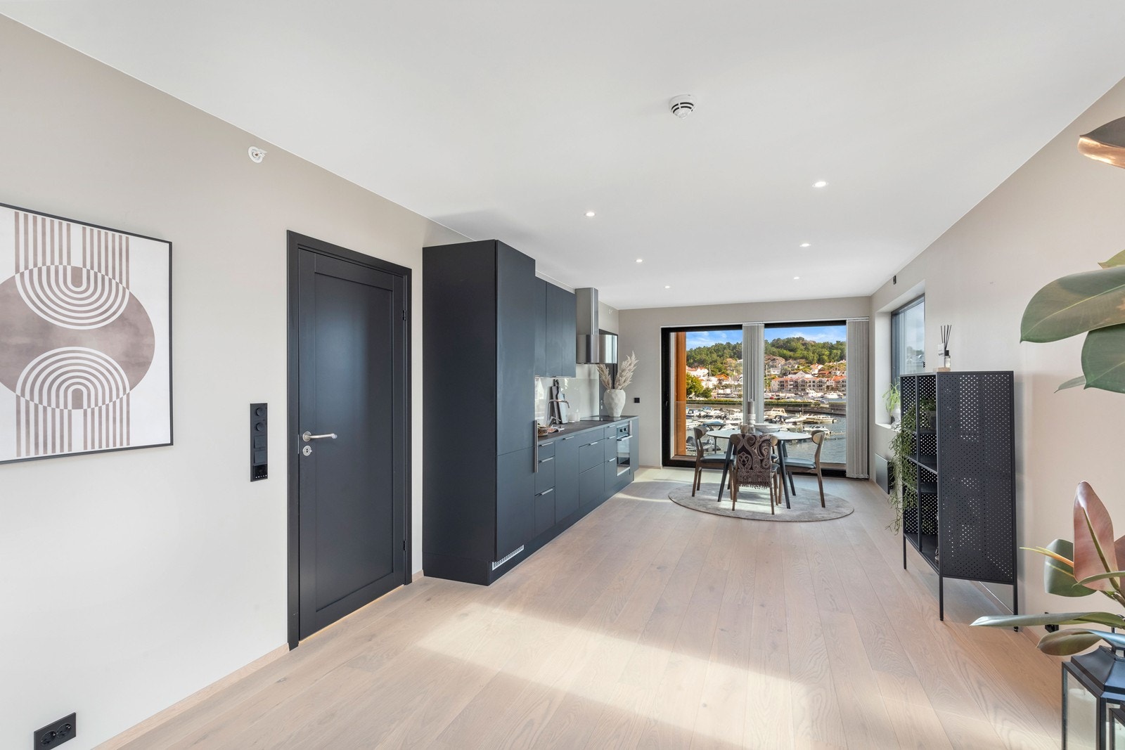 Arealet er effektivt med stue og kjøkken i åpen løsning. Galleribilde