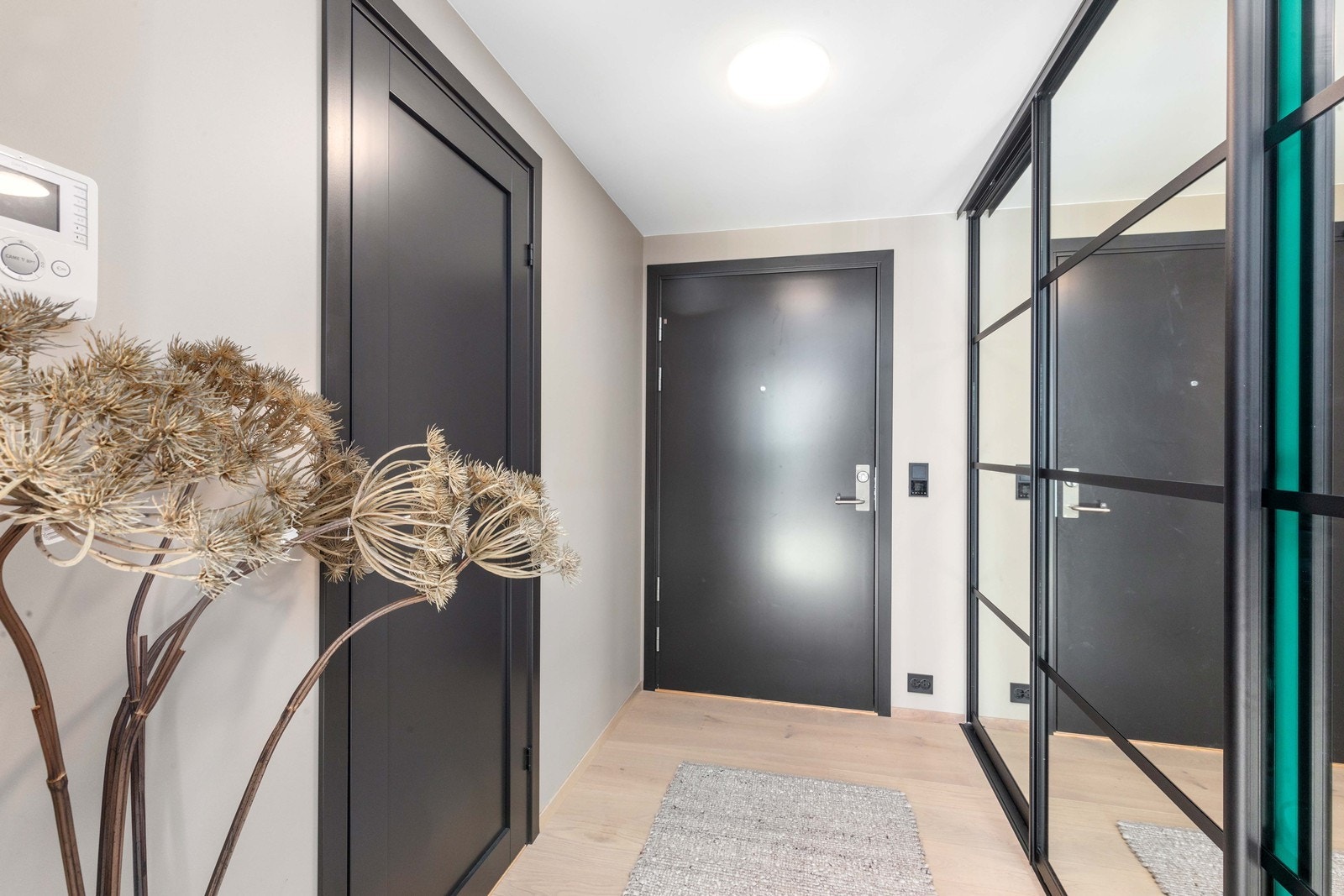 Entré med romslig skyvedørsgarderobe og adkomst til gjestetoalett. Galleribilde