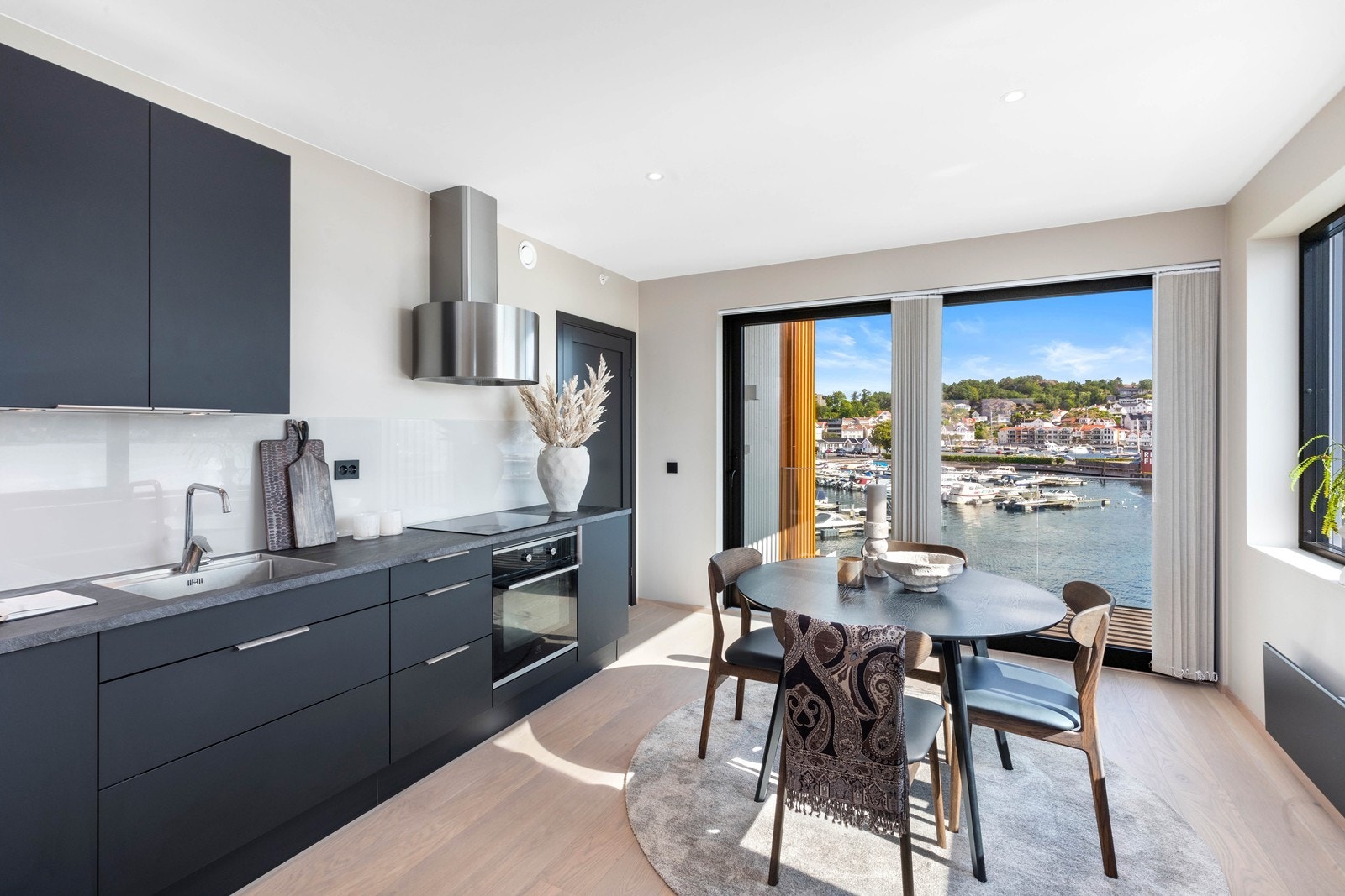 Fra kjøkkenet er det dør inn til soveromsgang. Galleribilde