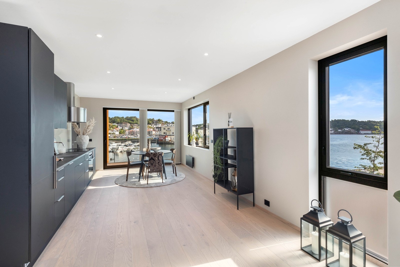 Fra entreen kommer du inn i leilighetens stue med kjøkken i åpen løsning. Galleribilde