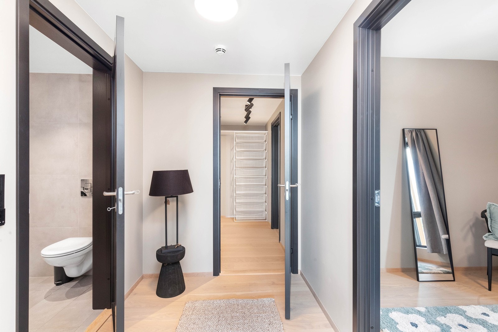 Soveromsgang med adkomst til bad, garderoberom, og 2 soverom. Galleribilde