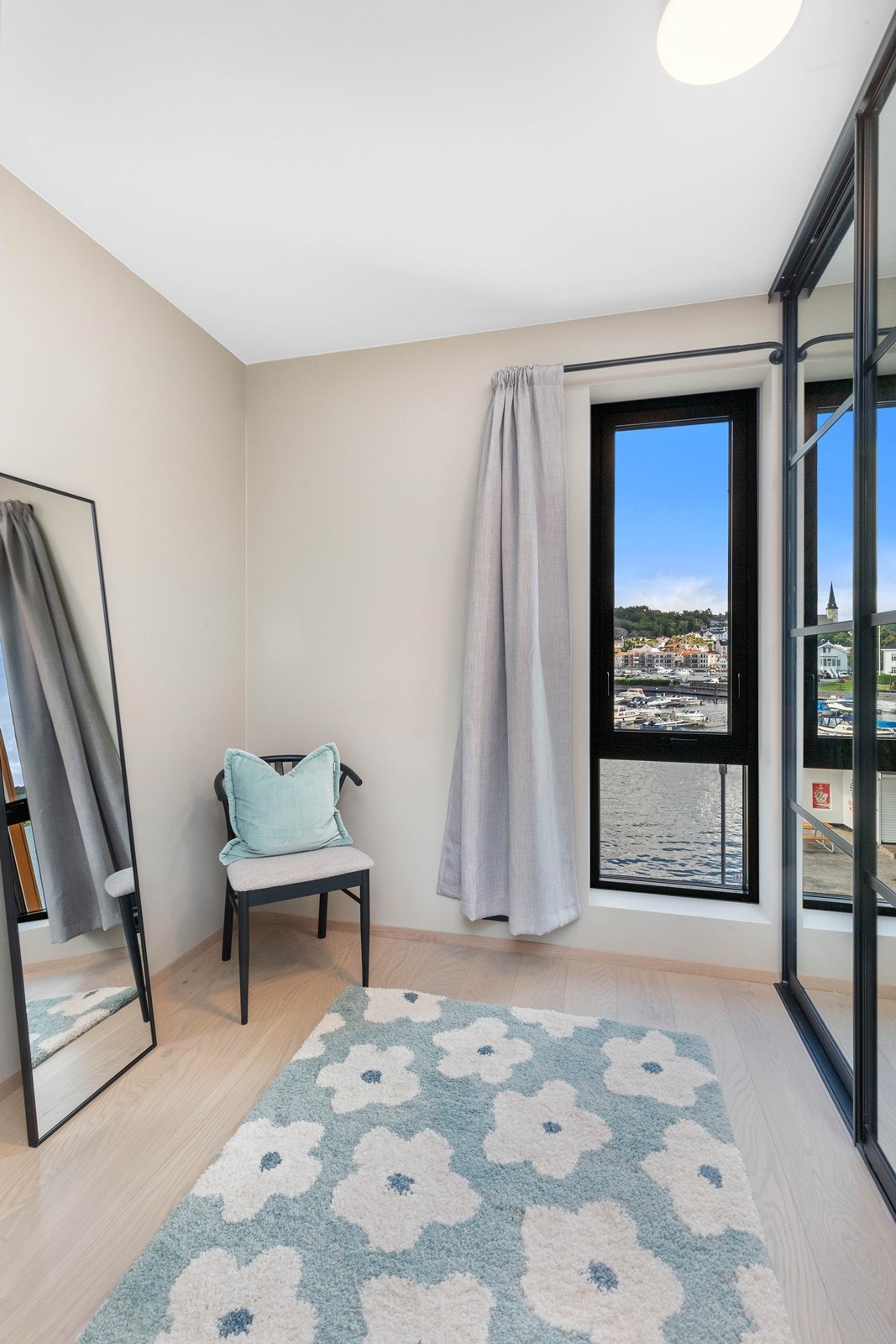 Soverom med skyvedørsgarderobe. Også fin utsikt herfra. Galleribilde