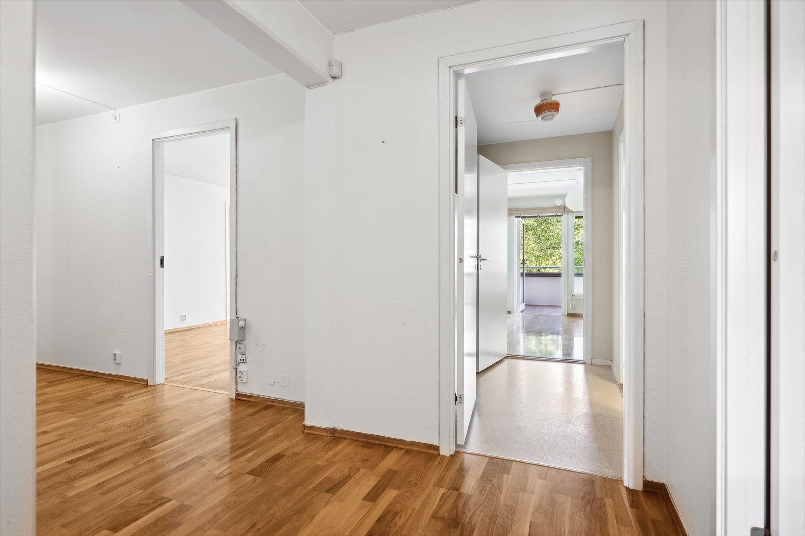 Bilde fra entré inn mot innvendig bod/mellomgang og hovedsoverommet. Galleribilde
