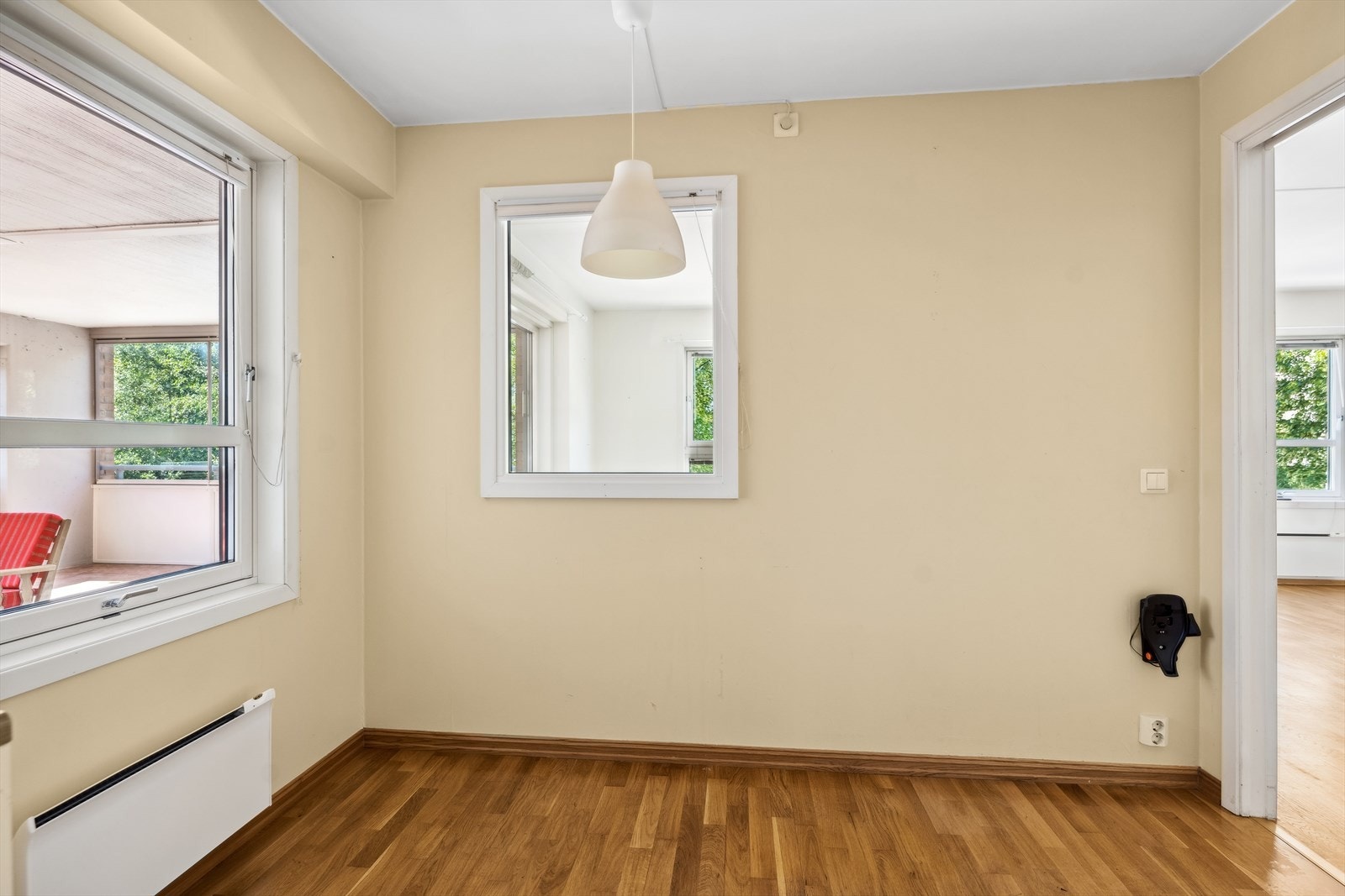 Spiseplass på kjøkken. Det er satt inn ekstra vindu her for at morgensolen kommer inn på kjøkkenet. Galleribilde