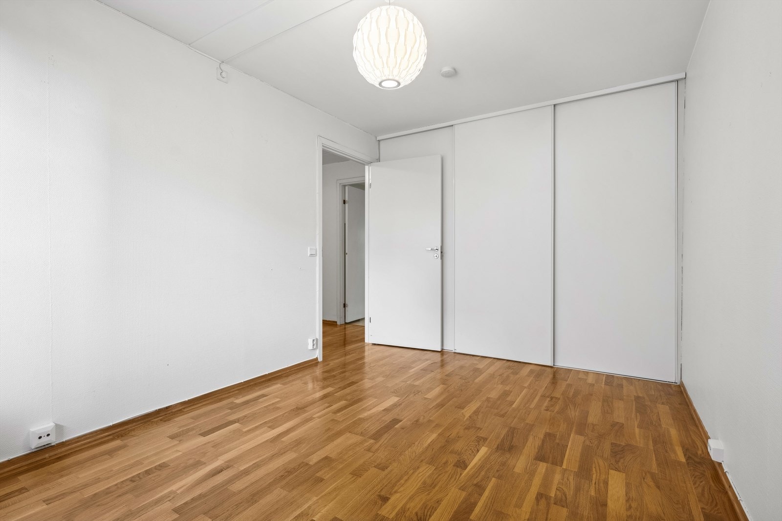 Soverom 2 med skyvedørsgarderobe Galleribilde