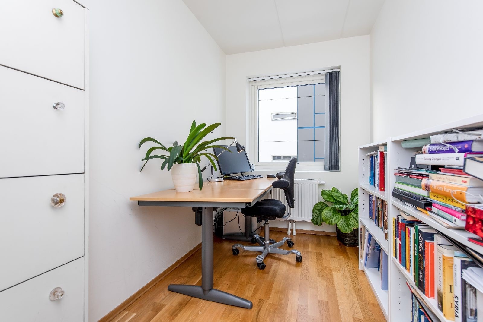 Soverom som her er innredet som kontor Galleribilde
