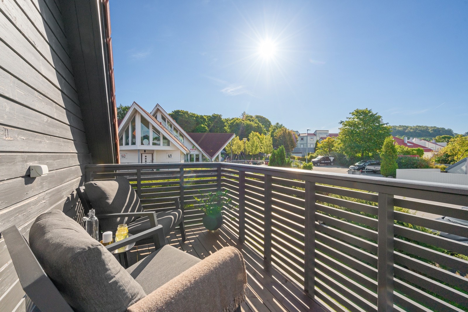 Balkongen vender mot sør og kan skilte med sol store deler av dagen på sommerstid! Galleribilde