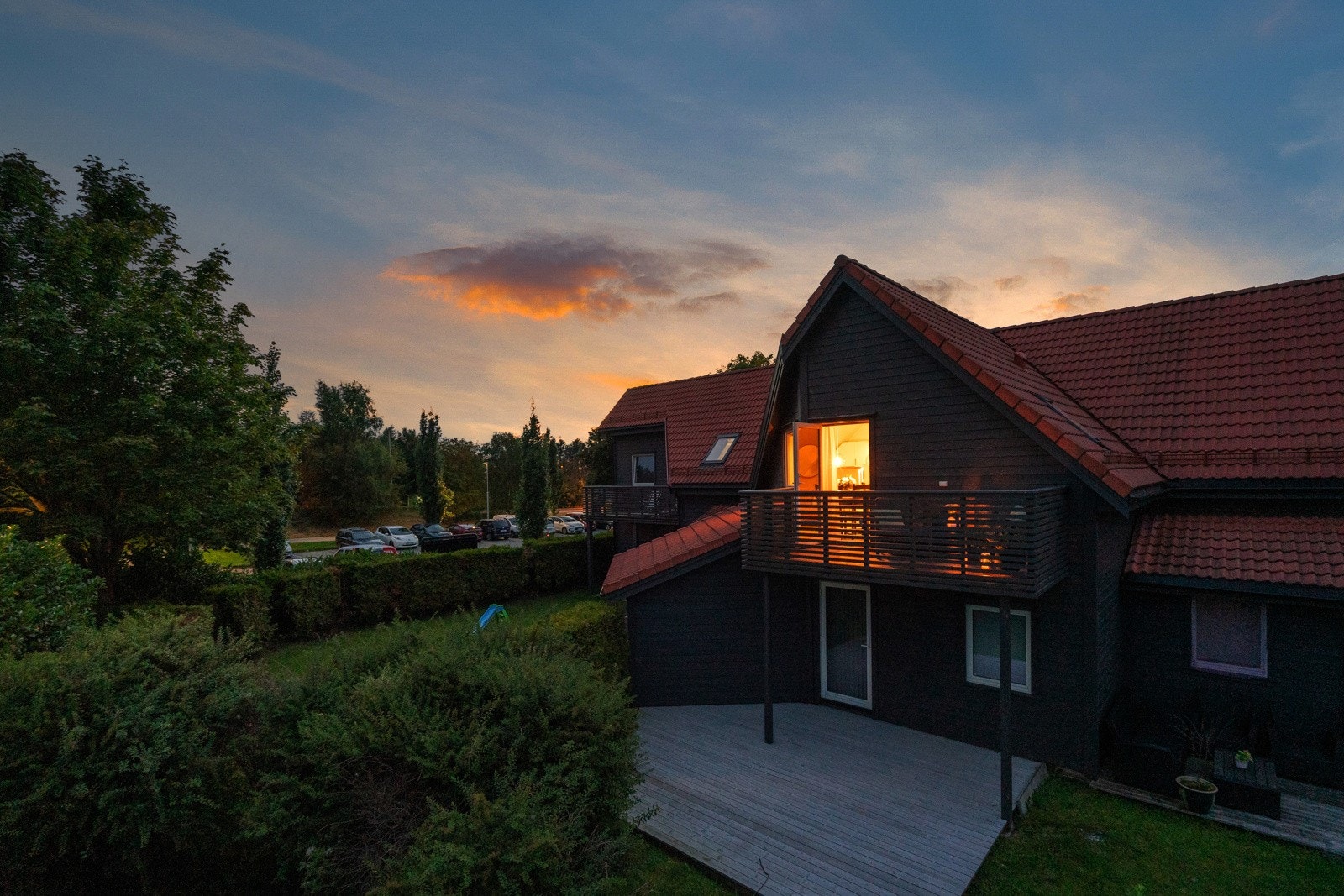 Fra leiligheten er det kort vei til blant annet bussholdeplass, butikk og fine turområder/badeplass. Galleribilde