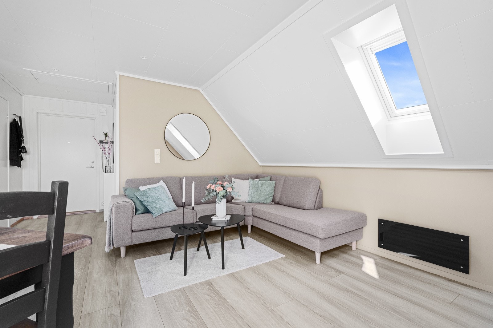 Leiligheten holder en gjennomgående god standard fra 2019/2020 og har en attraktiv beliggenhet med kort vei til det meste. Galleribilde