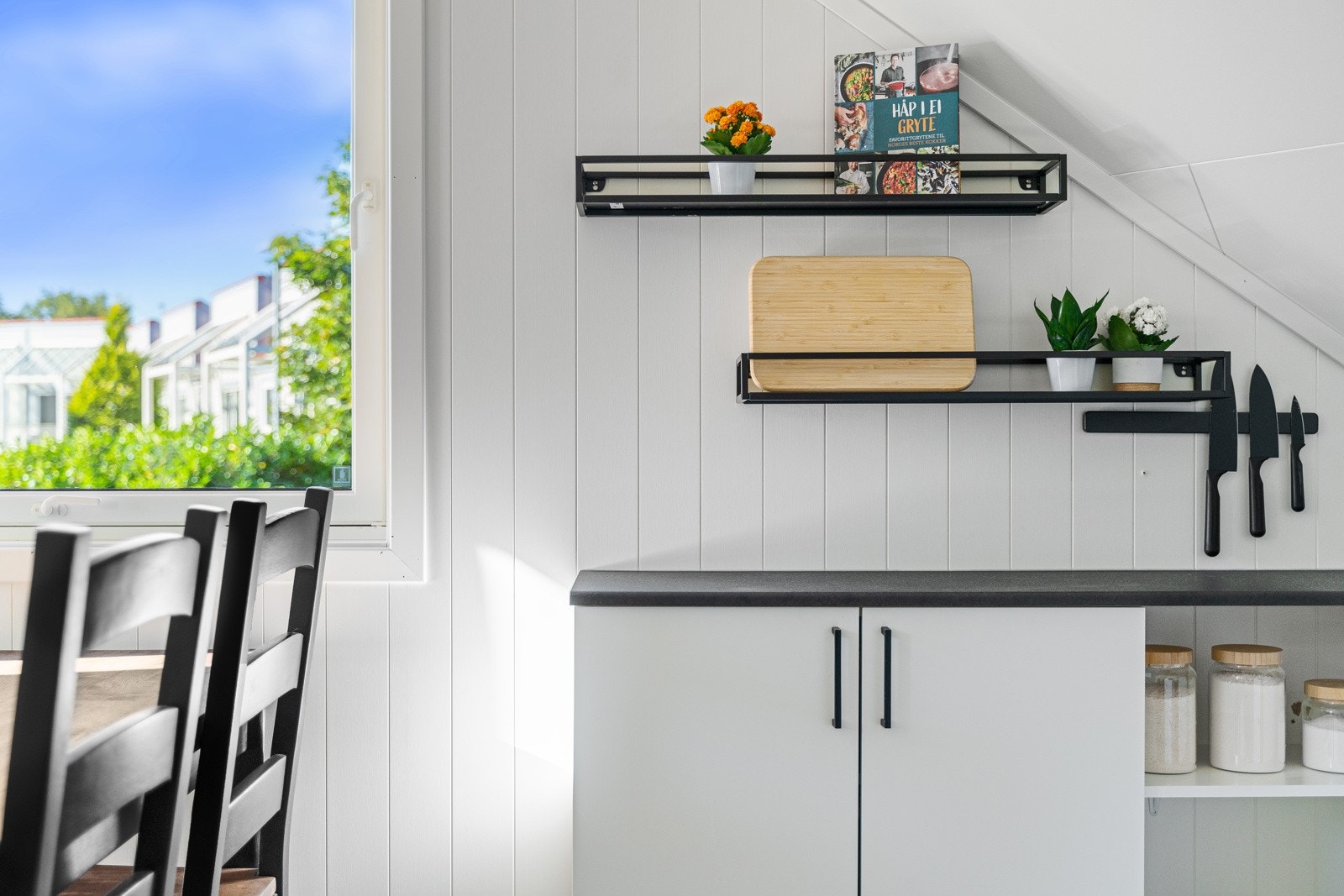 Kjøkkenet kan skilte med god skap- og benkeplass. Galleribilde