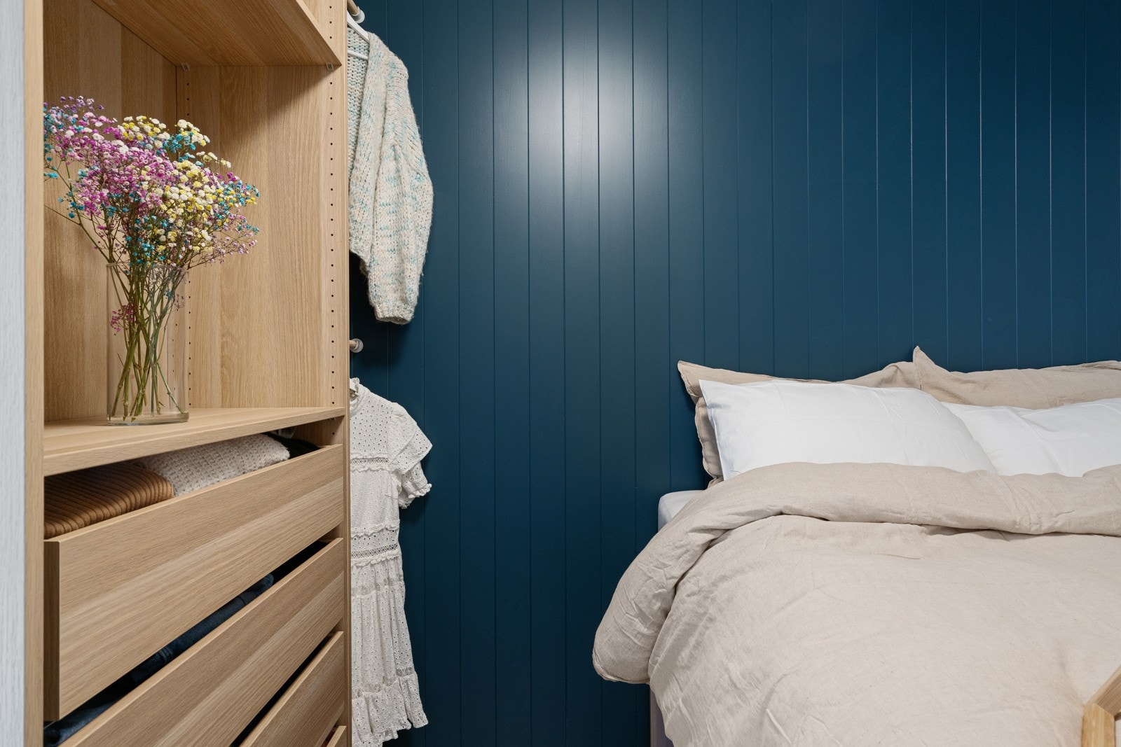 Rommet er i dag utstyrt med seng og praktisk garderobeløsning. Galleribilde