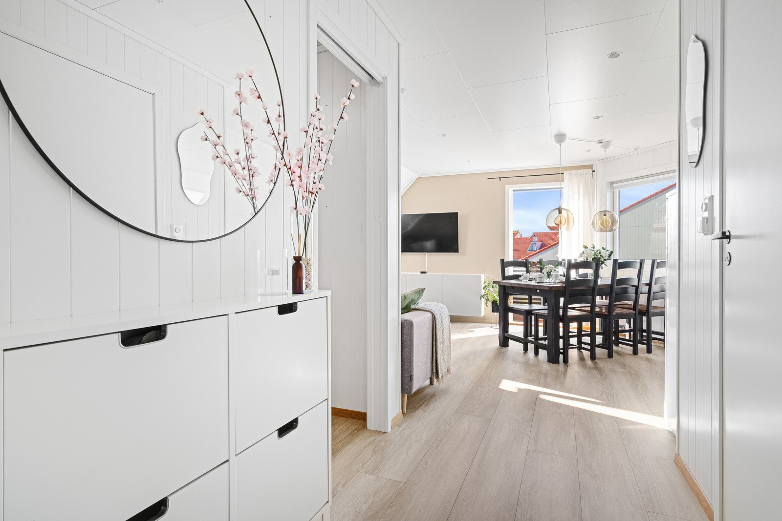 Leiligheten er svært godt utnyttet, i kombinasjon med lyse overflater og store vindusflater, oppleves boligen som lys og luftig. Galleribilde