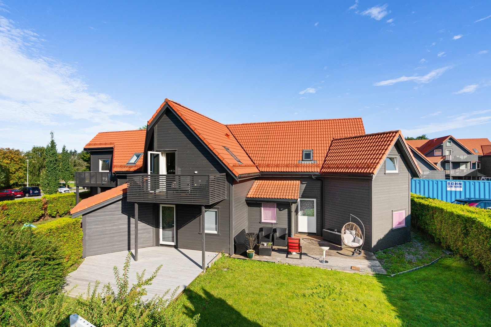 For beboerne i borettslaget er det god parkeringsløsning med mulighet for lading av el-bil. Galleribilde